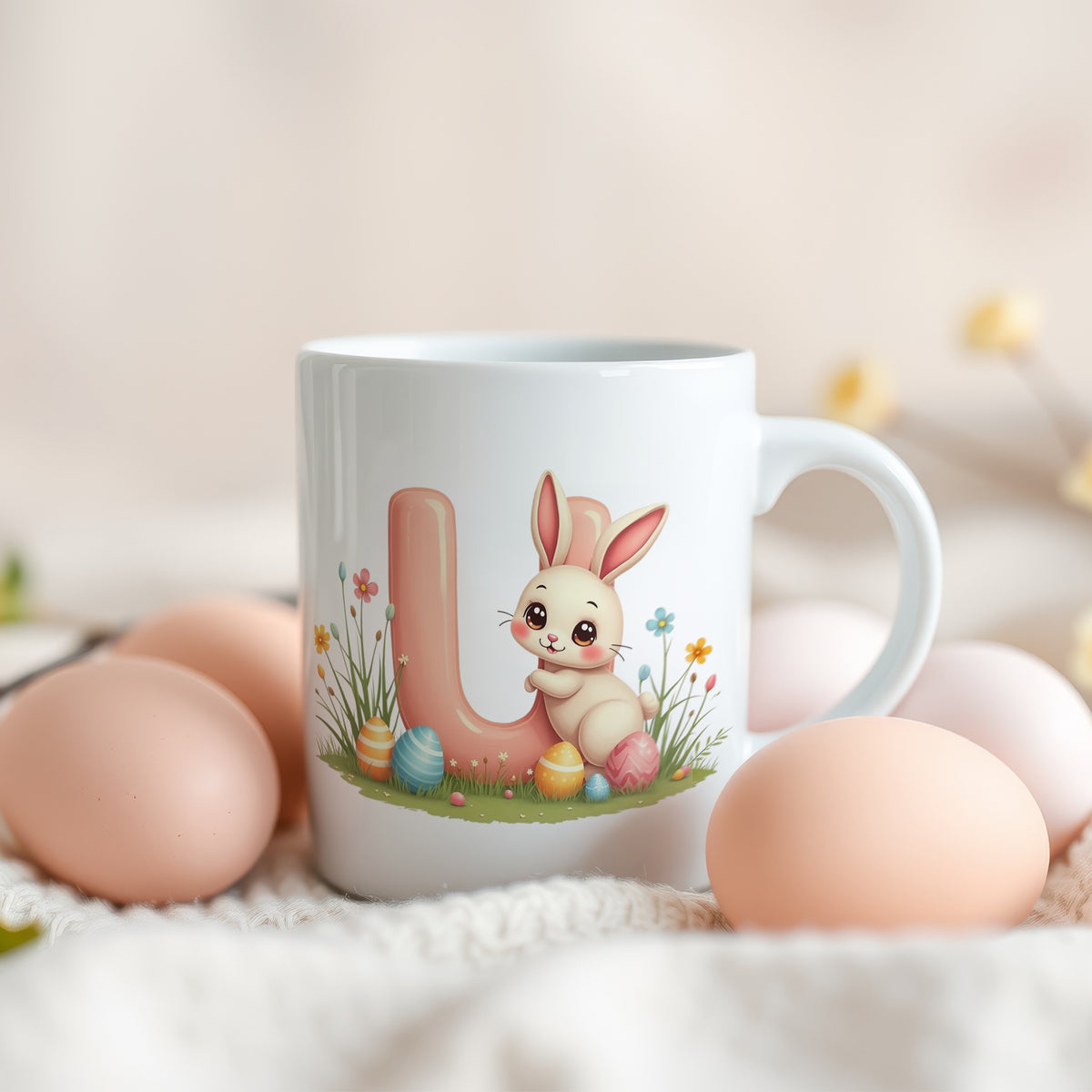Tasse mit Häschen und bunten Ostereiern, weiß.
