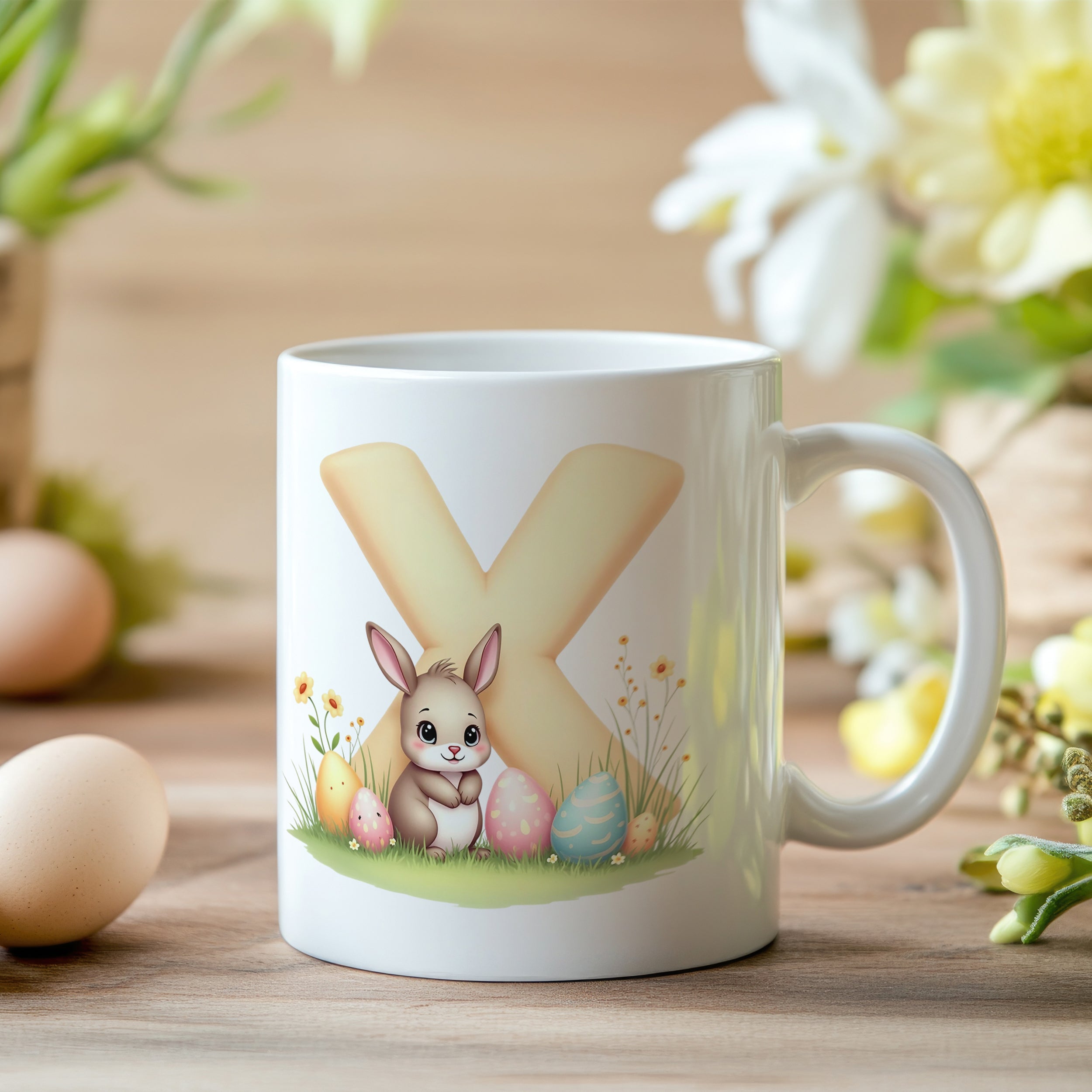 Tasse mit niedlichem Hasen und bunten Ostereiern.