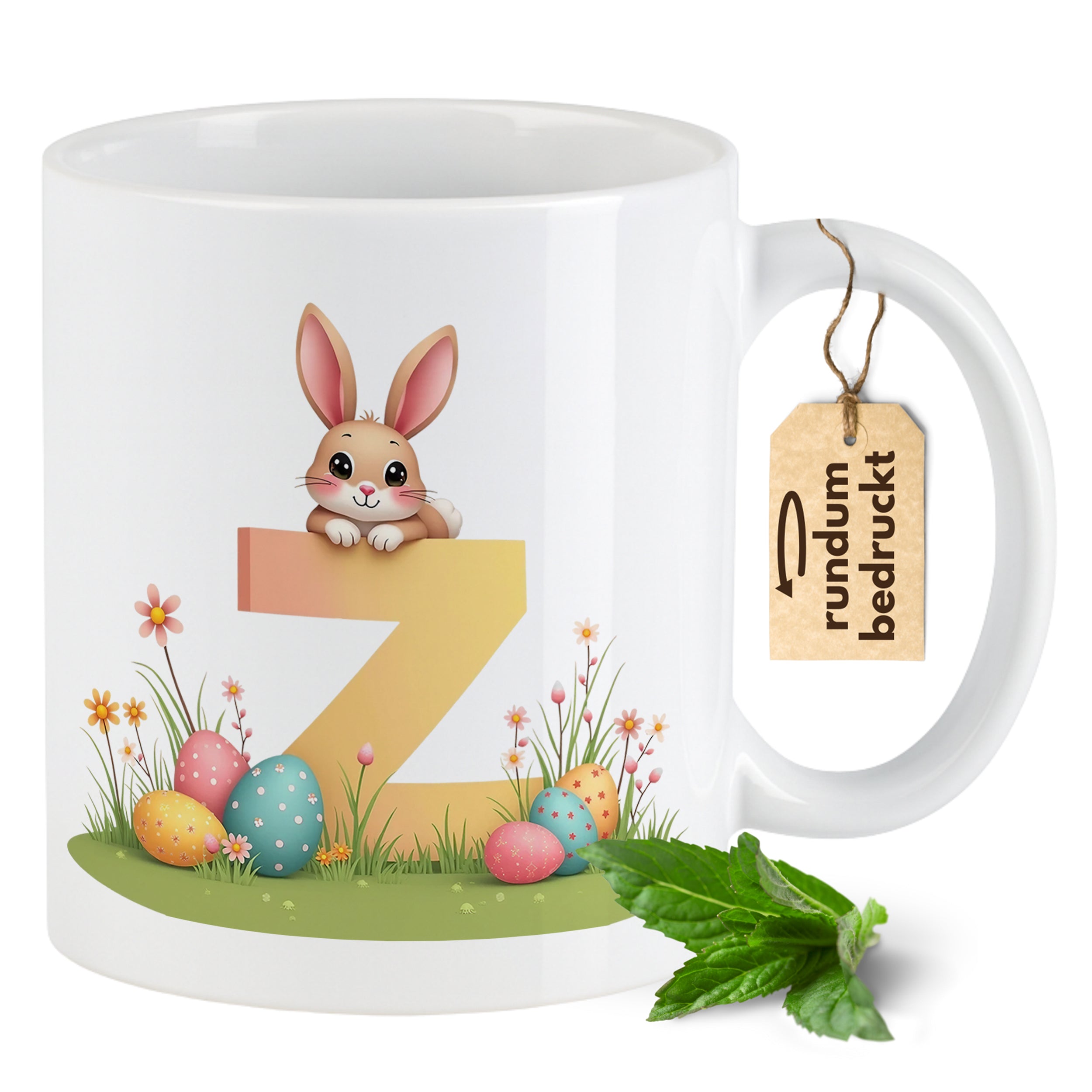 Weiße Tasse mit Hase, bunten Eiern und Blumen.