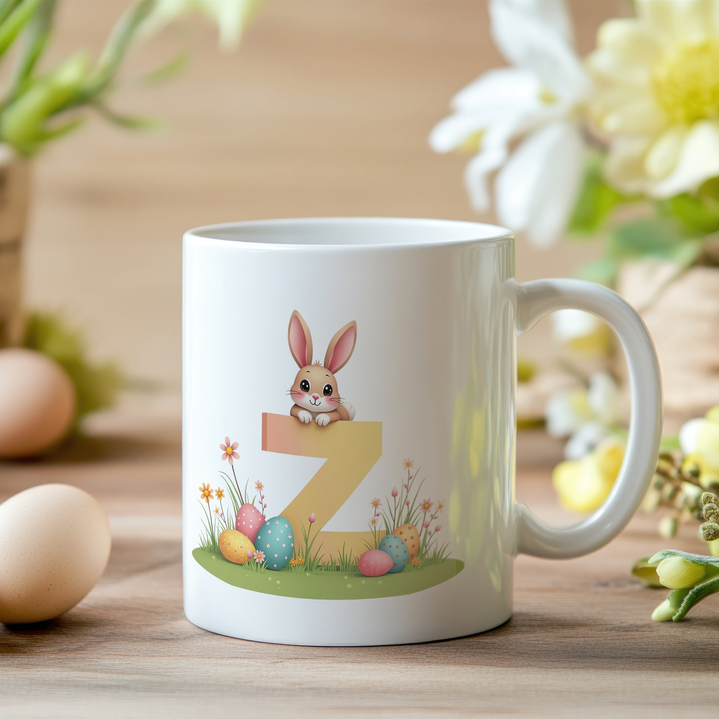 Weiße Tasse mit Osterhasen und bunten Eiern.
