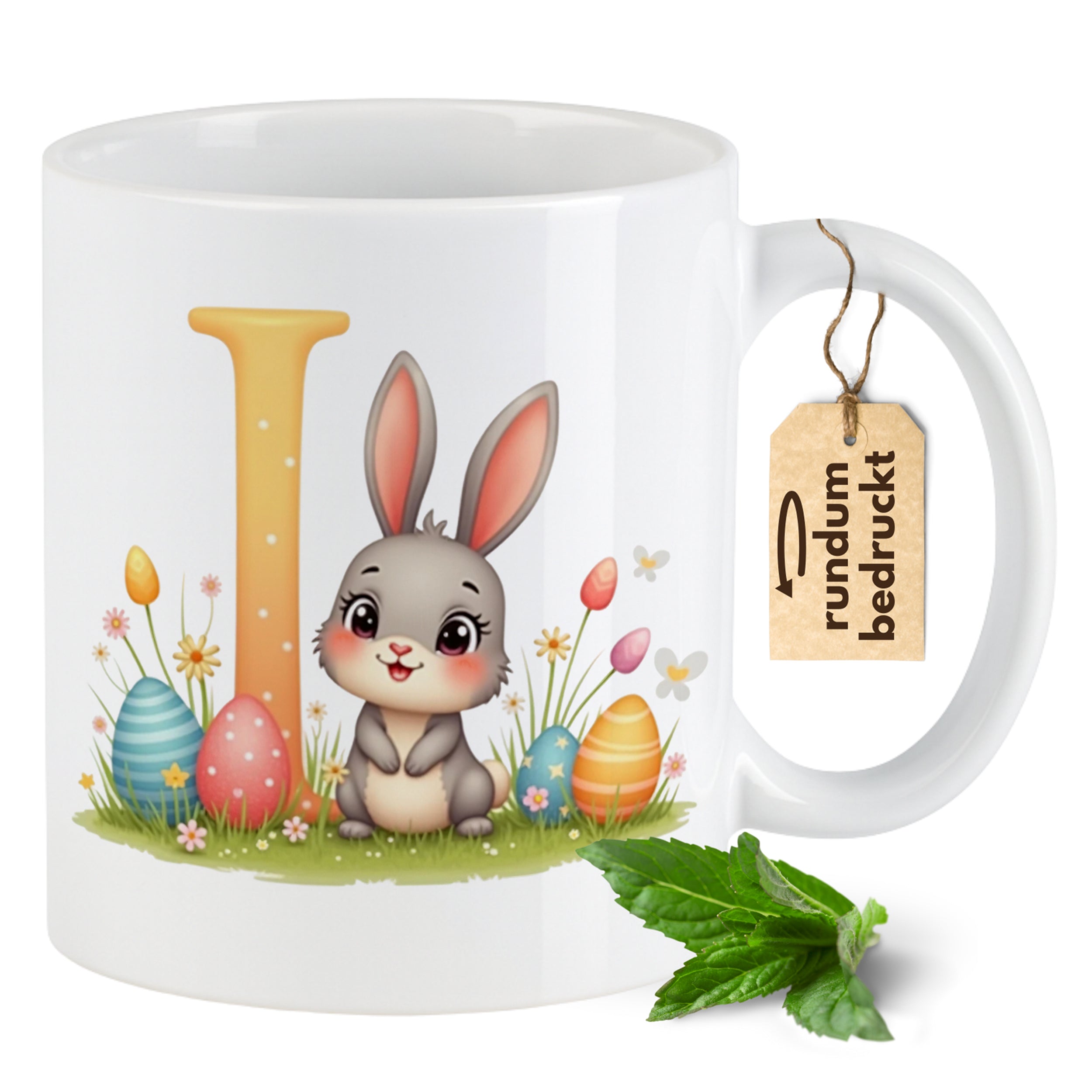 Tasse mit niedlichem Hasen und bunten Ostereiern.