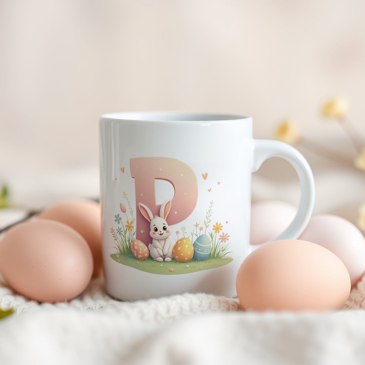 Tasse mit Hase, Buchstabe P und pastellfarbenen Eiern.