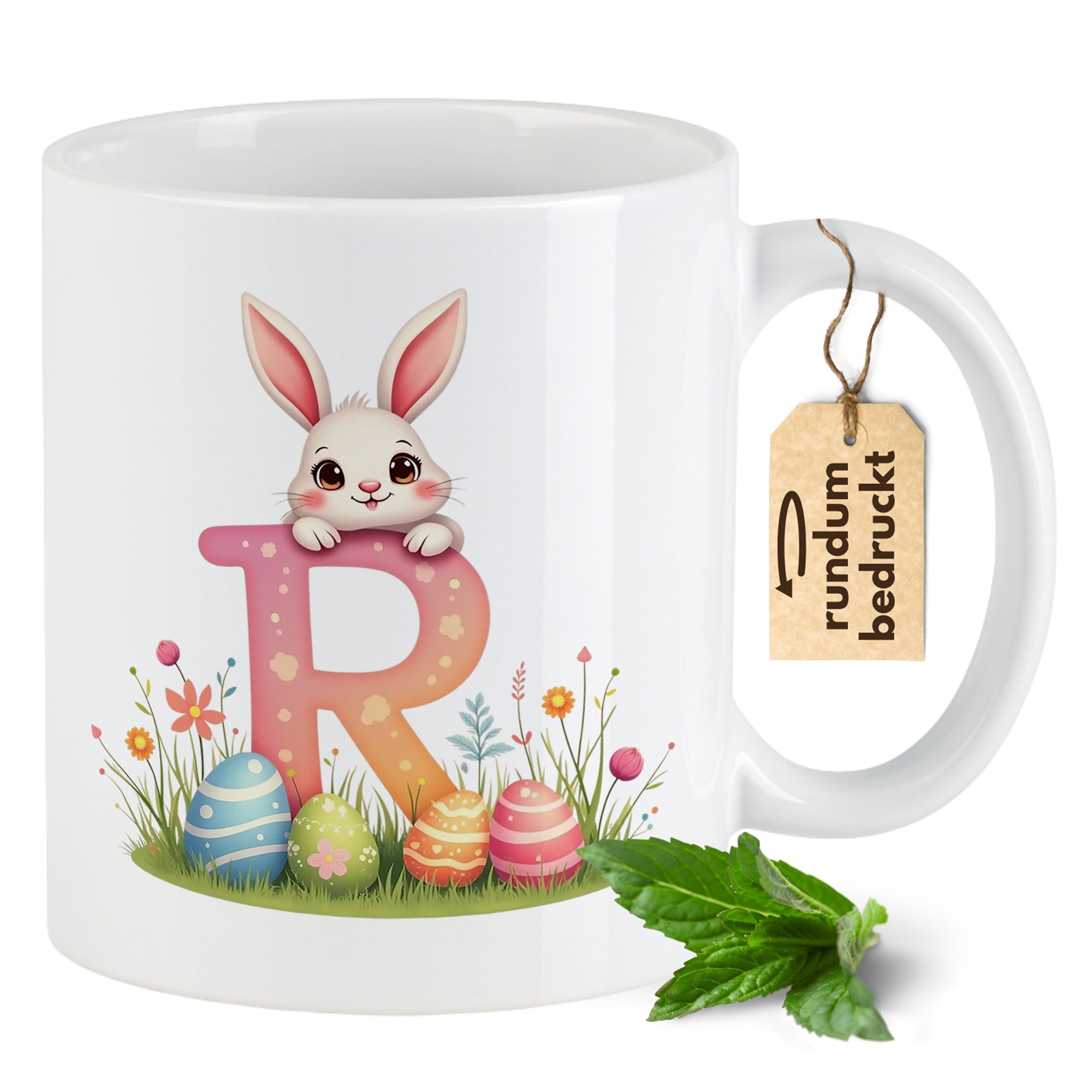 Weißer Becher mit buntem Hasen und Ostereiern.
