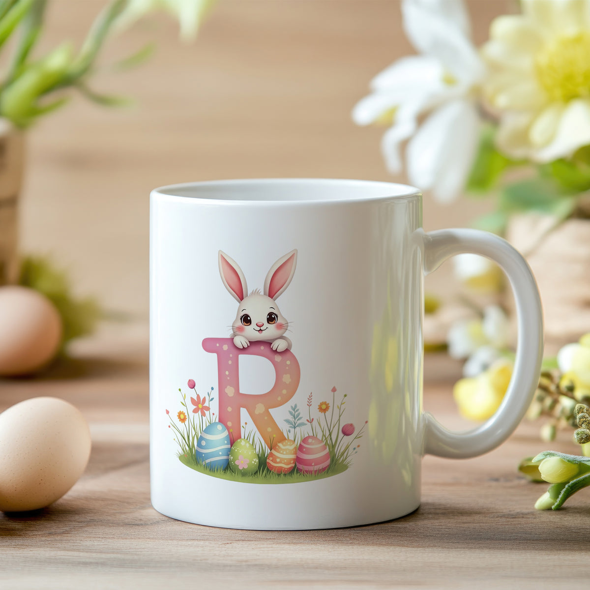 Weißer Kaffeebecher mit buntem Osterhasen und Eiern.