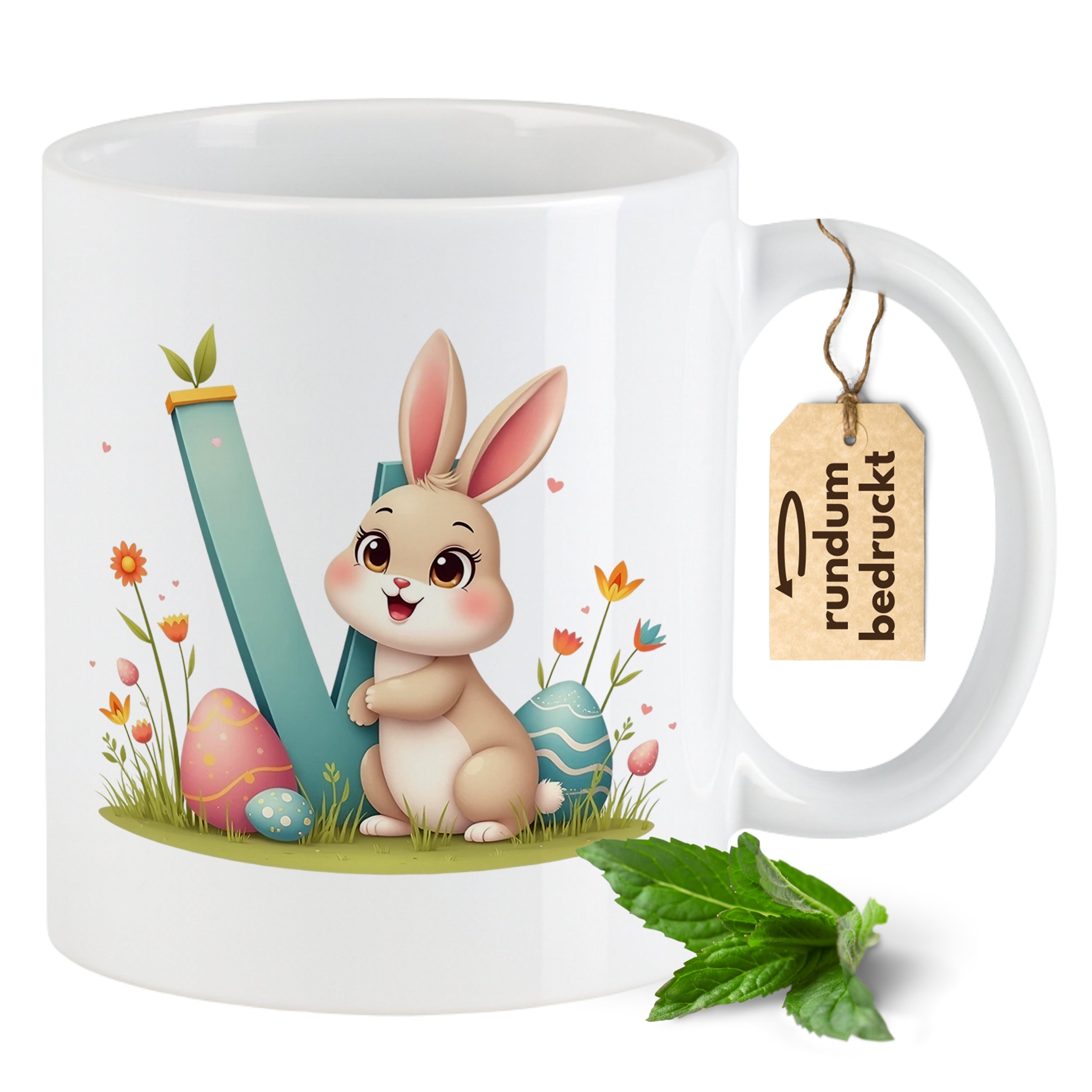 Kaffeetasse mit niedlichem Hasen und bunten Ostereiern.