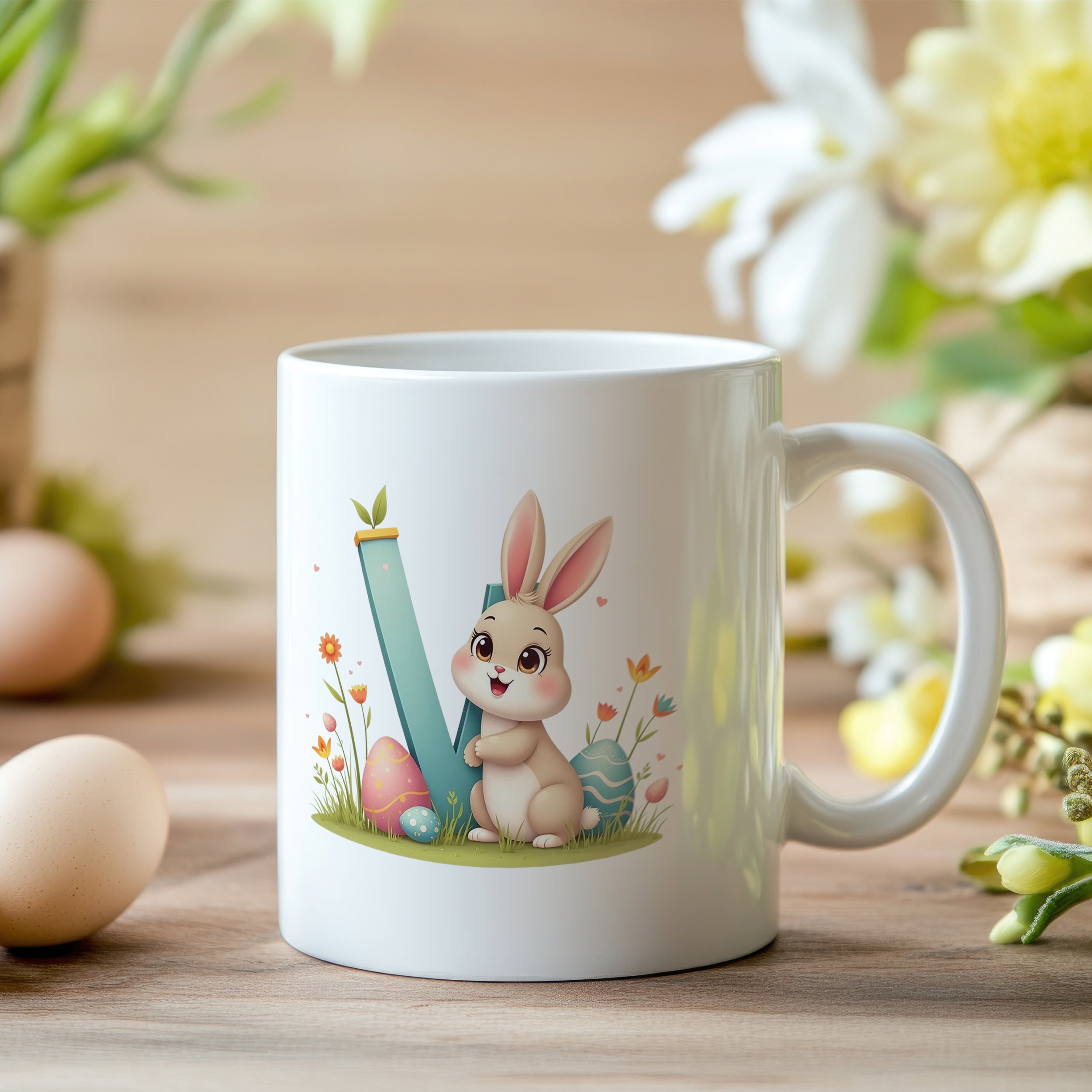 Tasse mit niedlichem Hasen und bunten Ostereiern.