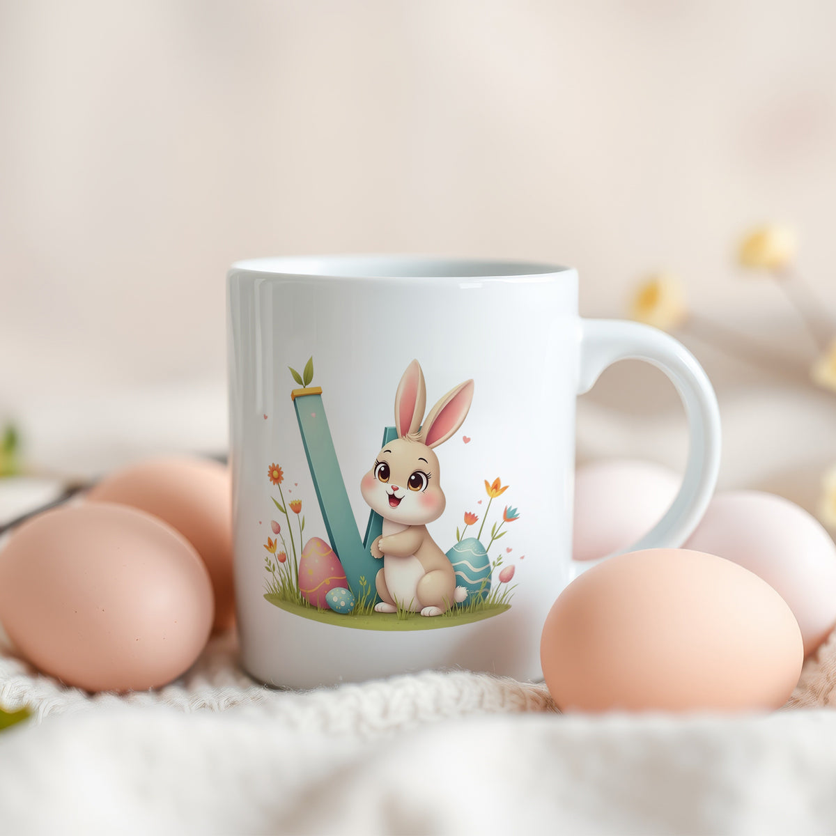 Weiße Tasse mit niedlichem Hasen und bunten Eiern.