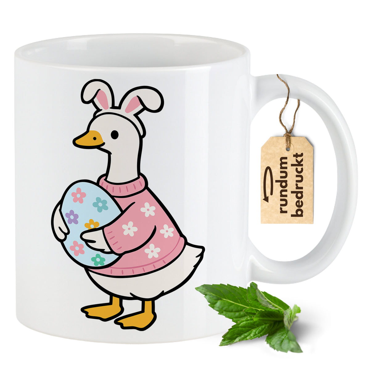 Weißer Becher mit einer Ente in rosa Pullover und Osterei.