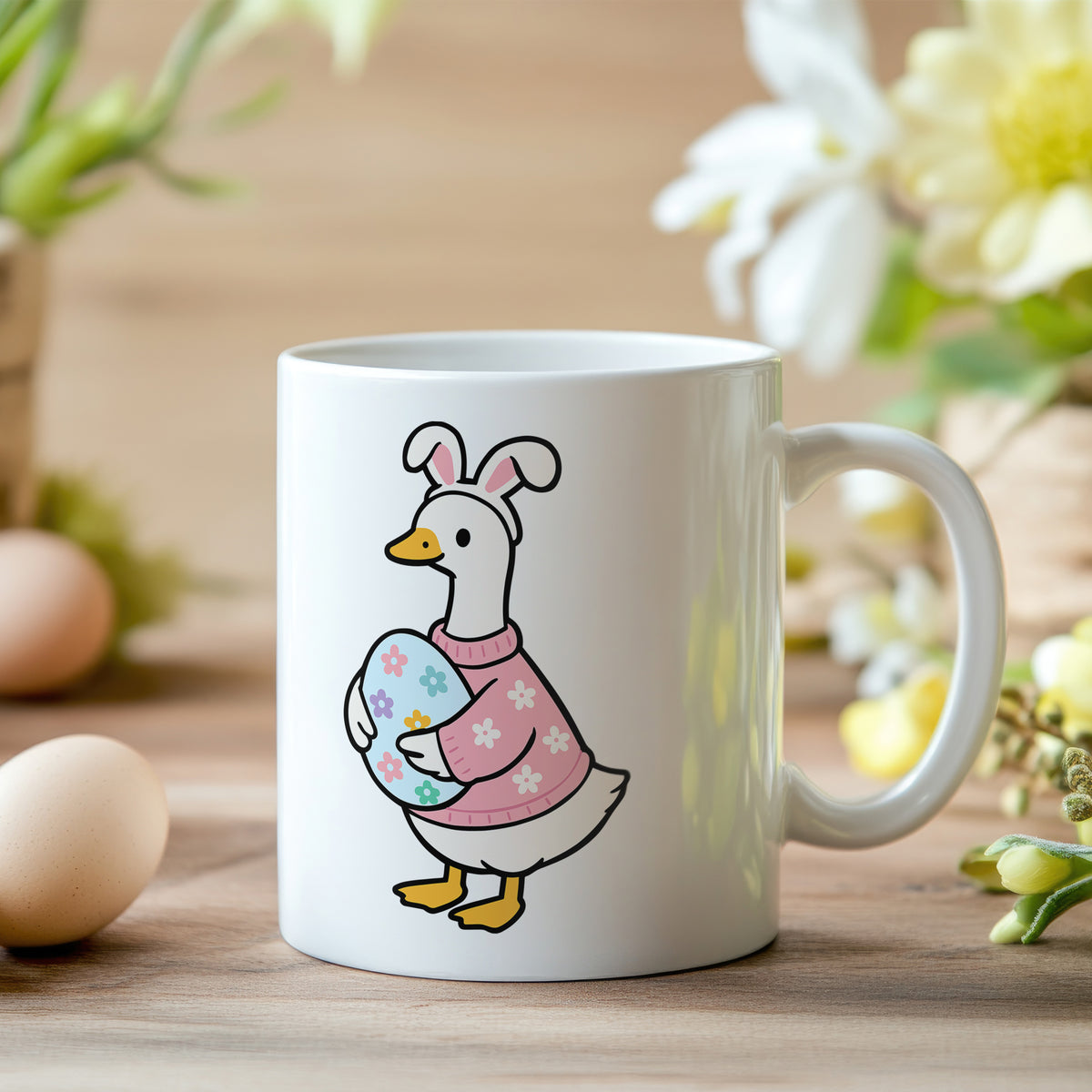 Tasse mit einer Ente im Osteroutfit und buntem Ei.