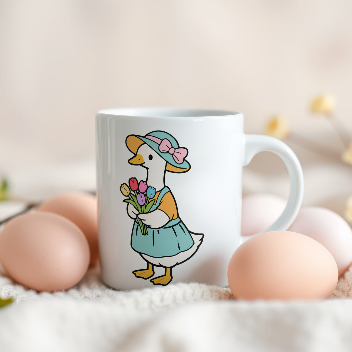 Weiße Tasse mit Entenmotiv und bunten Blumen.