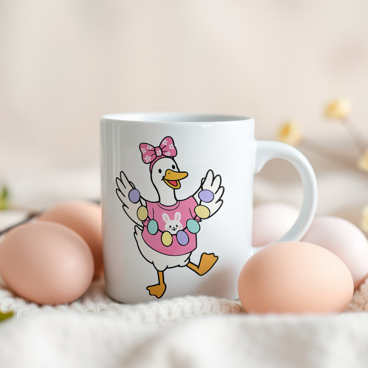Weiße Tasse mit einer fröhlichen Ente und Ostereiern.