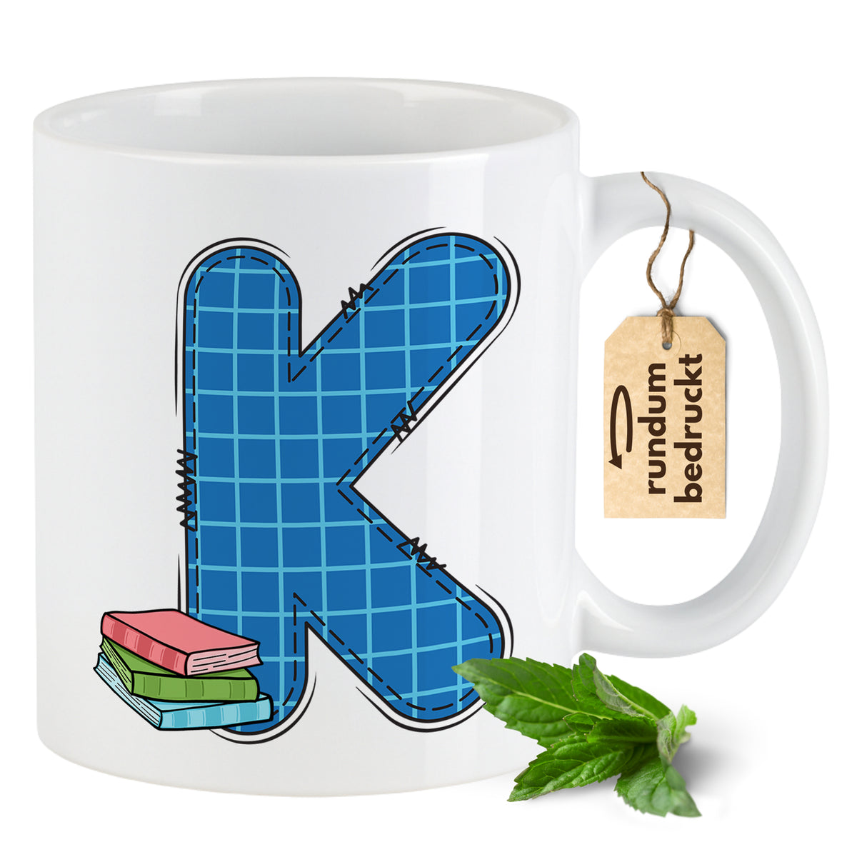 Weißer Kaffeebecher mit blauem K und Bücher-Illustration.