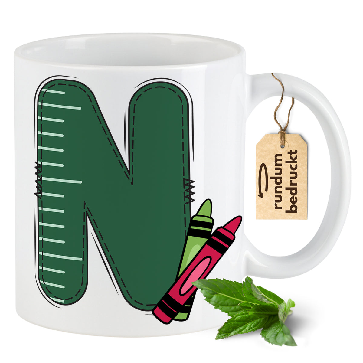 Tasse mit grünem Buchstaben N und bunten Wachsmalern.