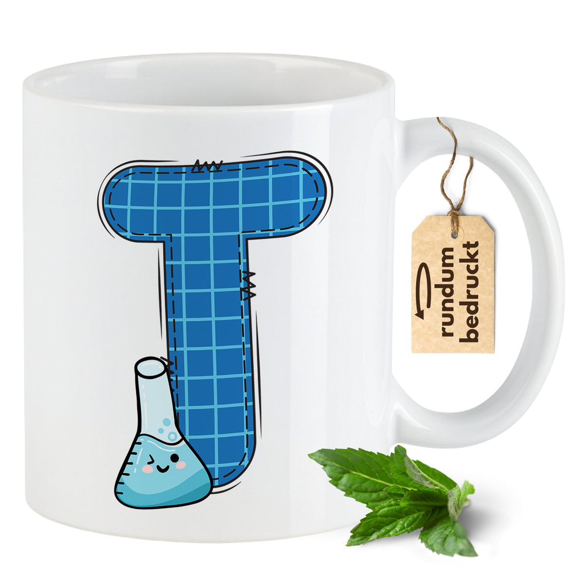 Weiße Tasse mit blauem Buchstaben T und Erlenmeyerkolben.
