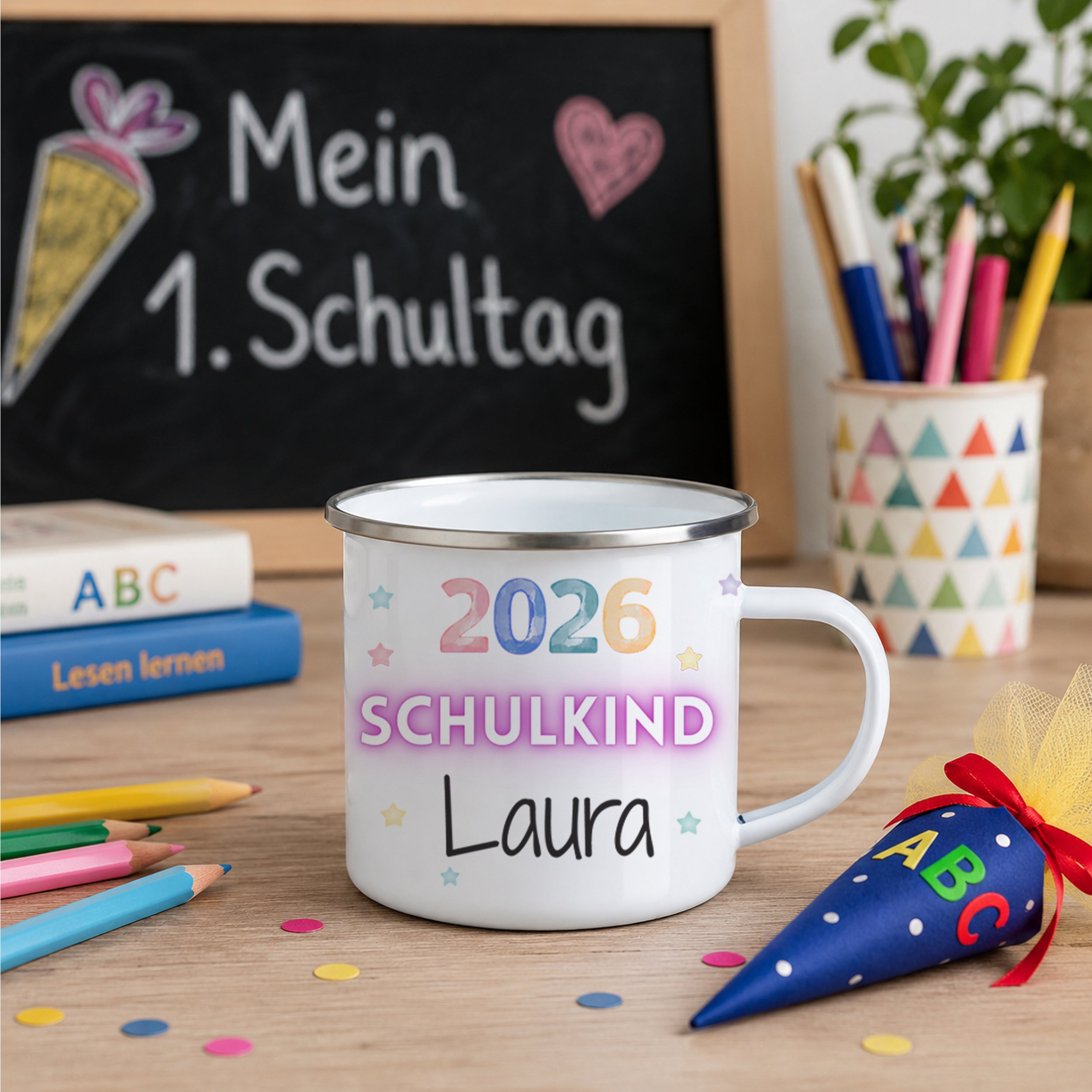 Weißer Becher mit buntem Aufdruck "2026 SCHULKIND Laura".