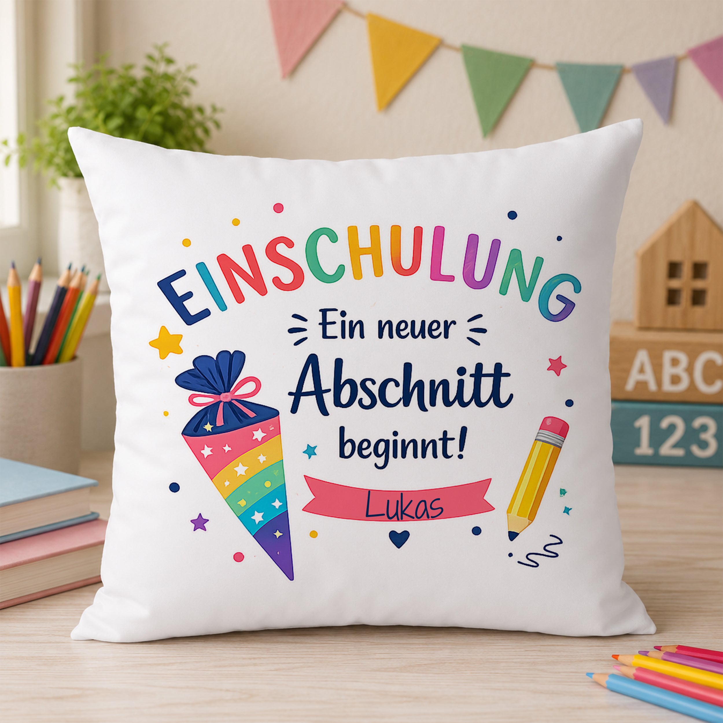 Kissen mit buntem Einschulung-Design und Namen Lukas.