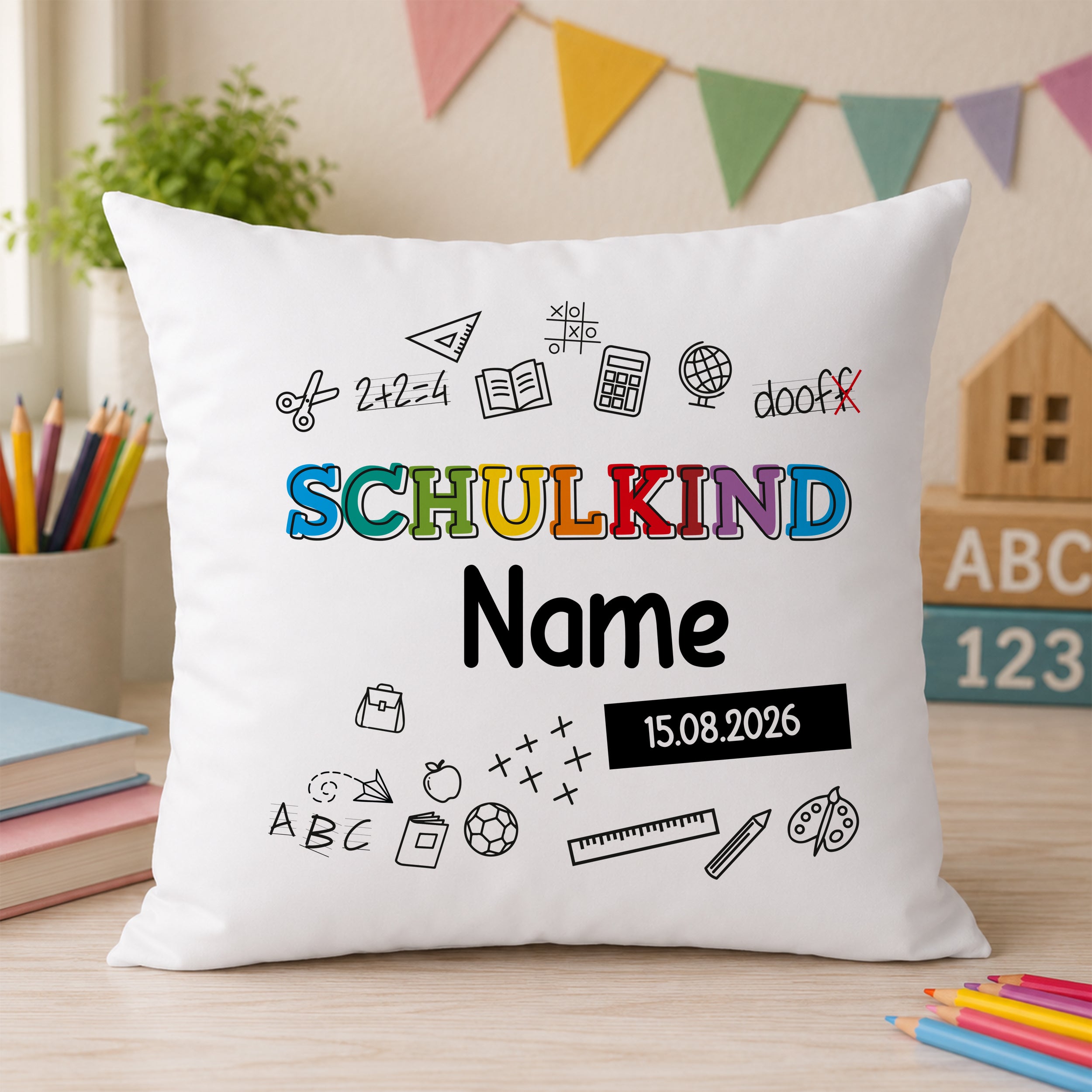Kissen mit buntem "SCHULKIND"-Schriftzug und Zeichnungen.