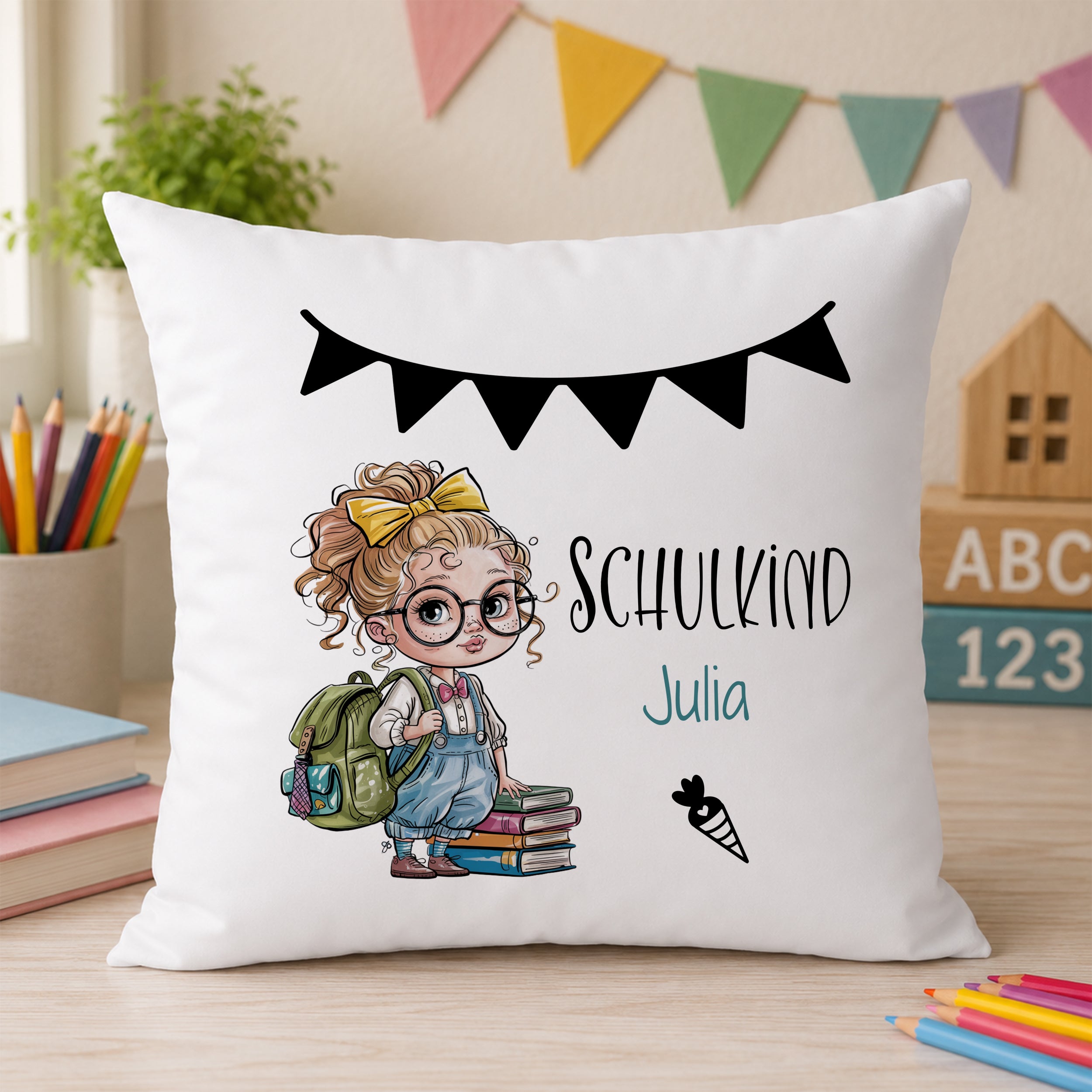 Kissen mit Schulkind-Motiv, weiß, personalisiert für Julia.