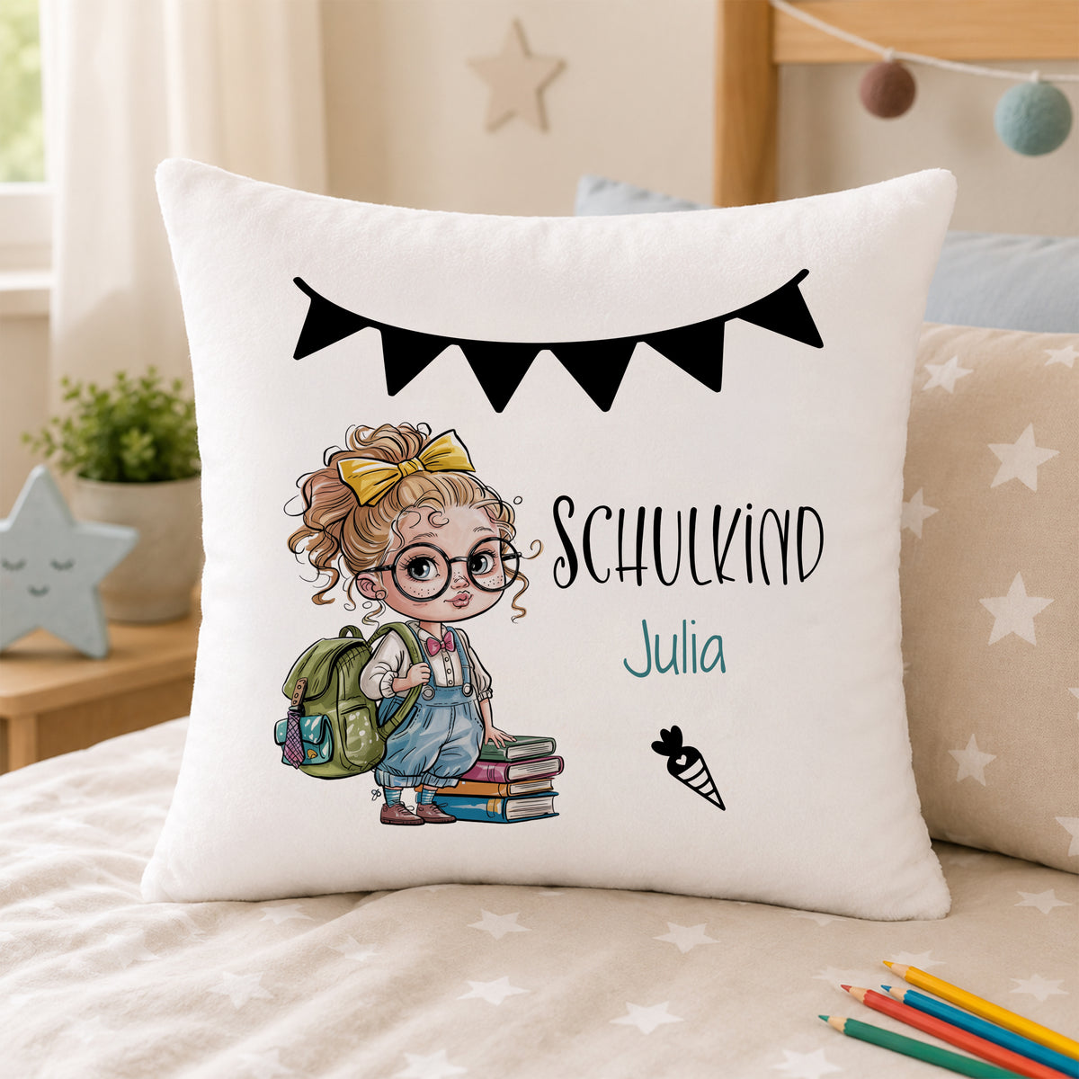 Kissen mit Schulkind-Design, gelb, personalisiert mit "Julia".