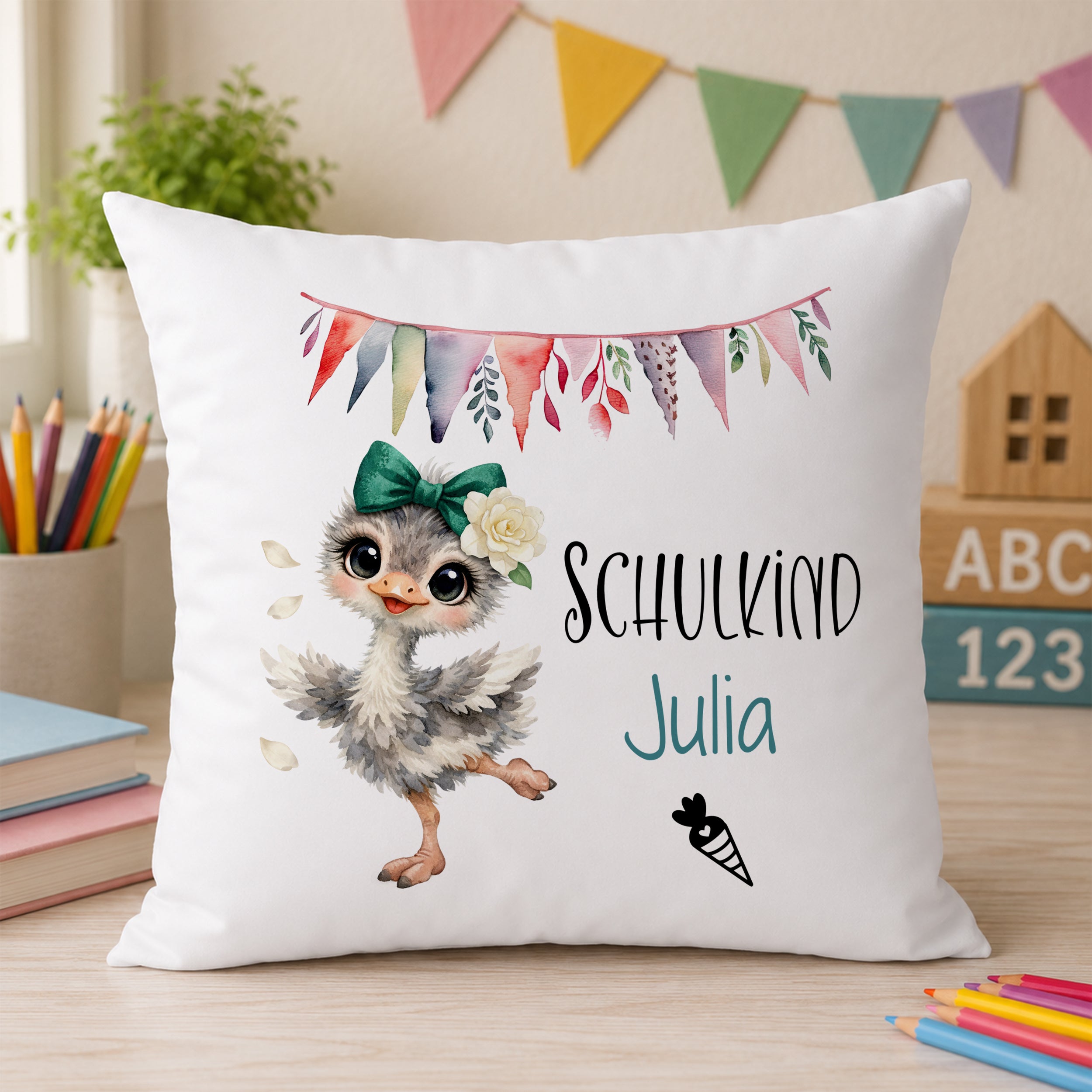 Kissen mit niedlichem Vogel, bunten Fähnchen und Namen Julia.