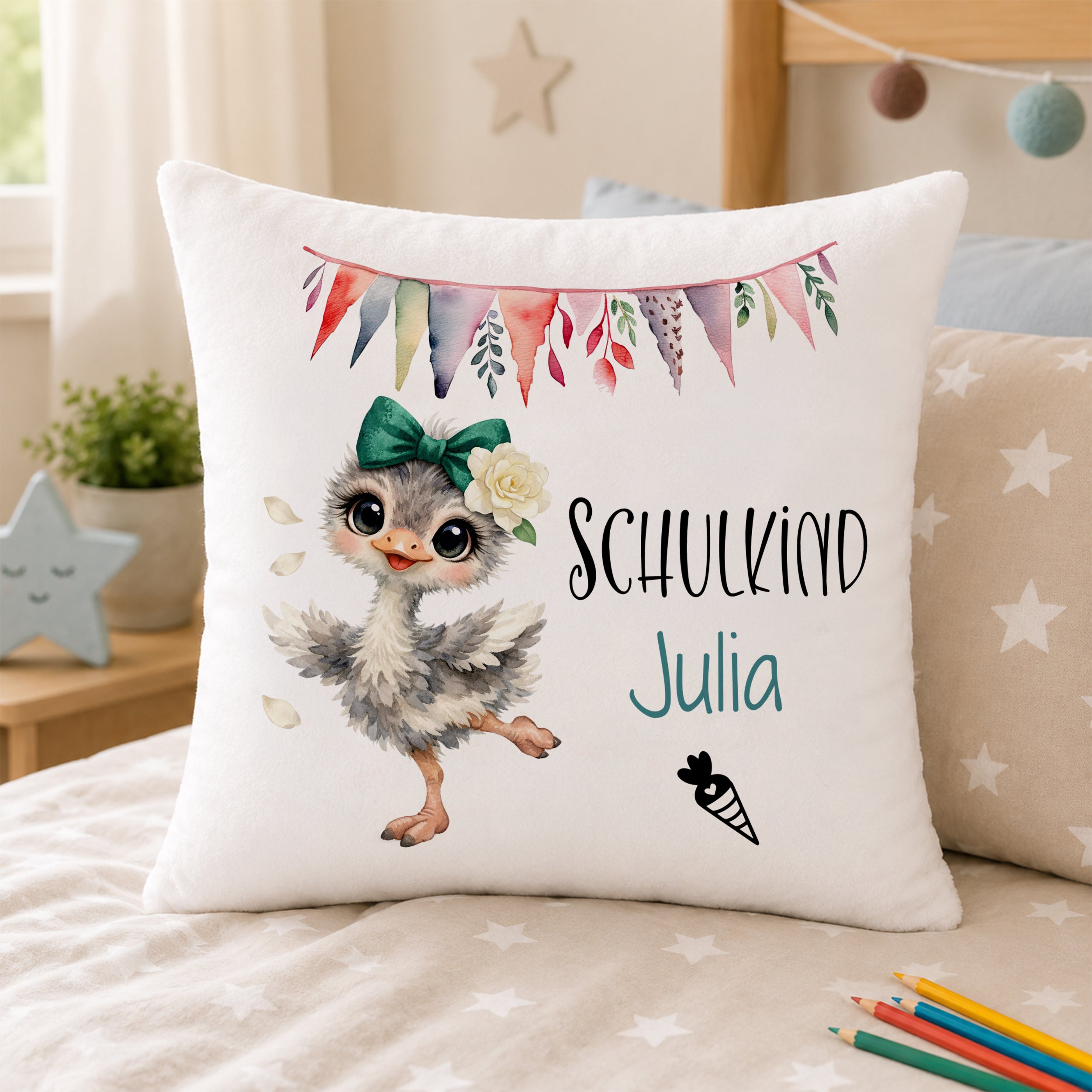Kissen mit bunten Fahnen und Schulkind Julia, grau-weiße Ente.
