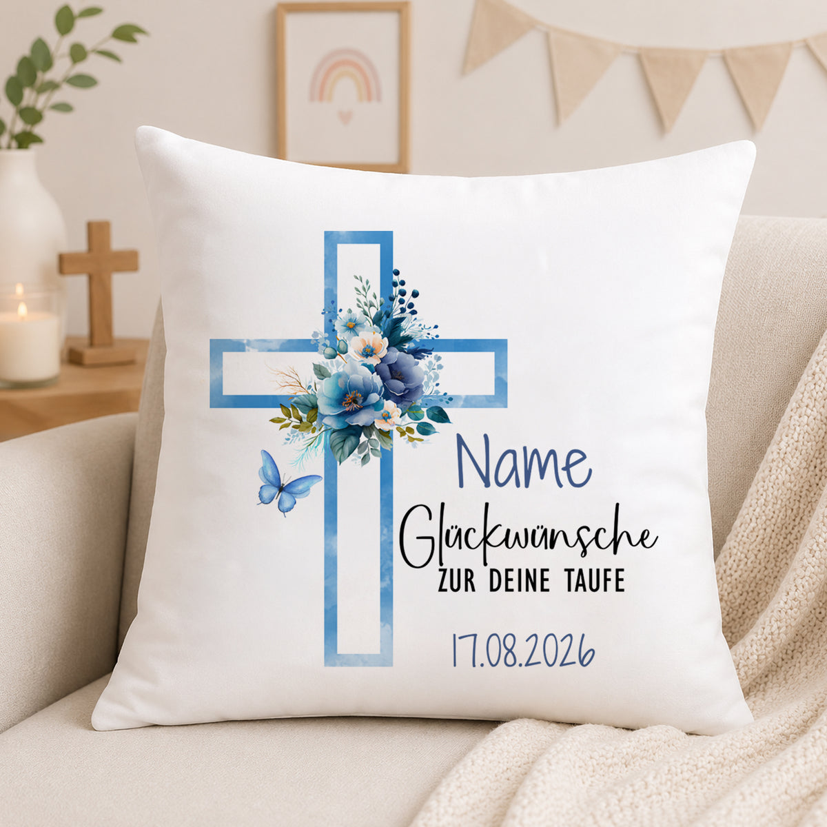 Kissen mit blauem Kreuz und Blumen, Taufe, personalisierbar.
