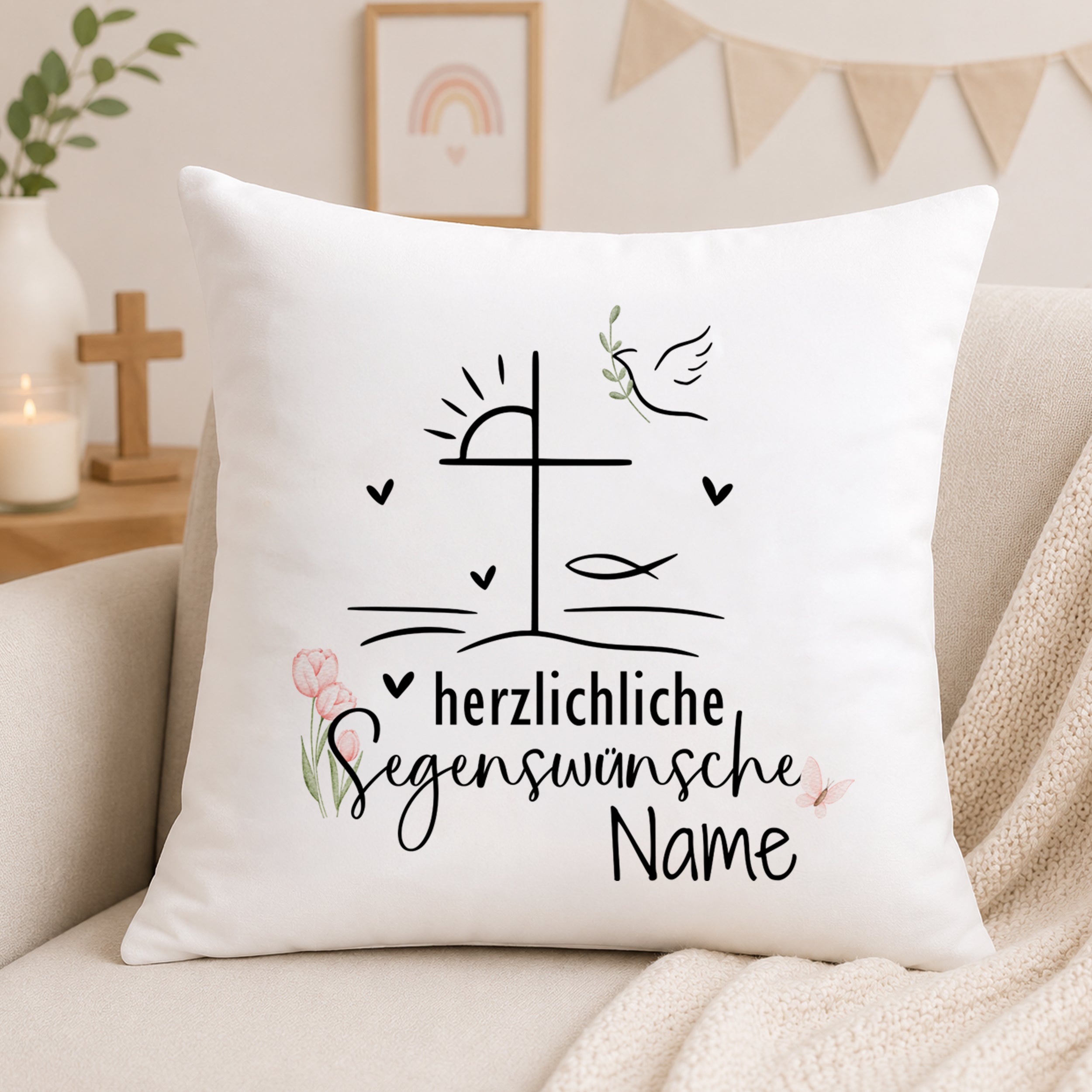 Kissen mit Kreuz, Herzchen und Segenswünschen in Schwarz.