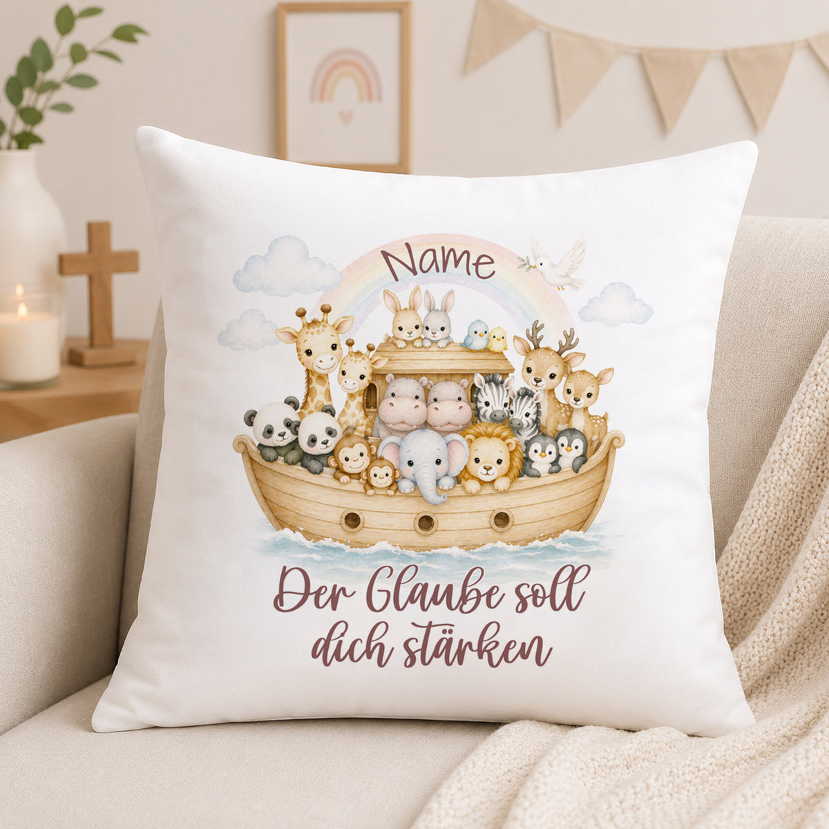 Kissen mit bunten Tieren auf einem Boot, weißer Hintergrund.
