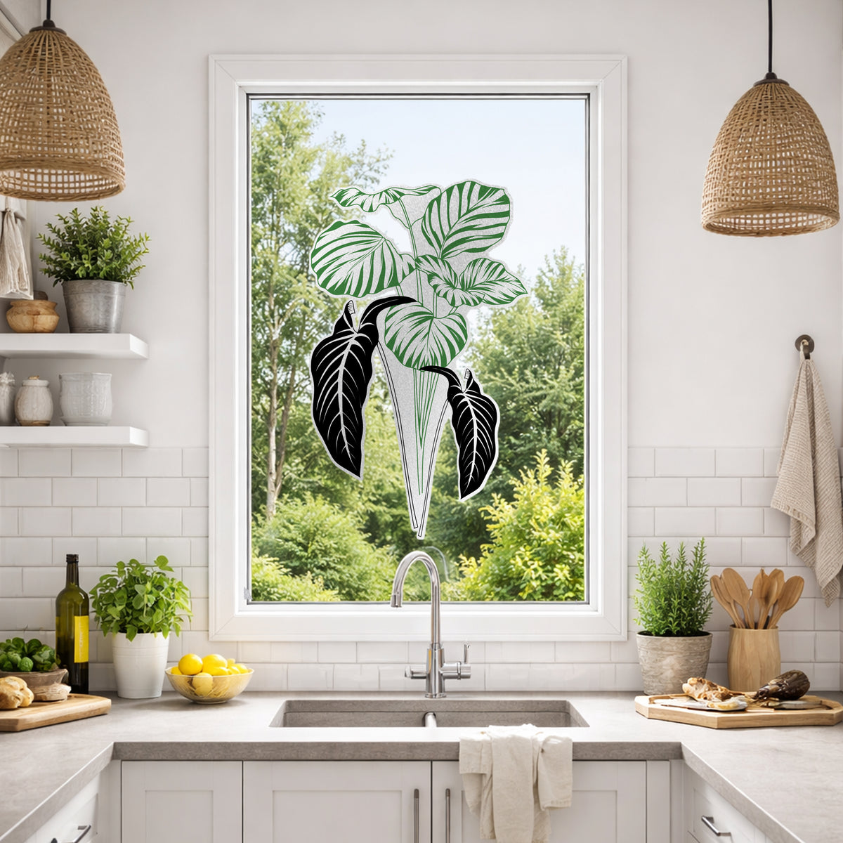Grüne Pflanzenillustration mit schwarzen Blättern im Küchenfenster.