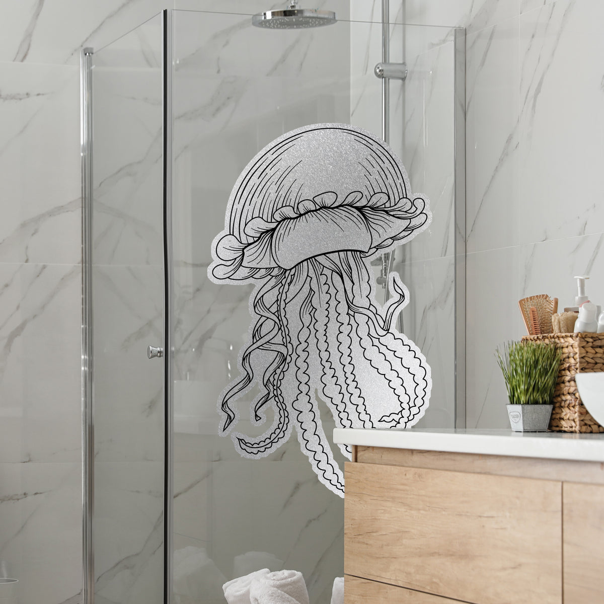 Schwarze Quallenillustration auf Duschglas in modernem Badezimmer.