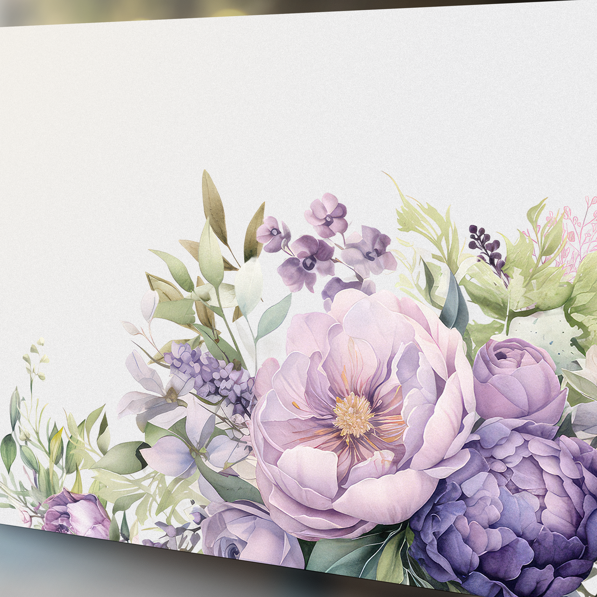 Lila Blumenarrangement mit Pfingstrosen und grünen Blättern.