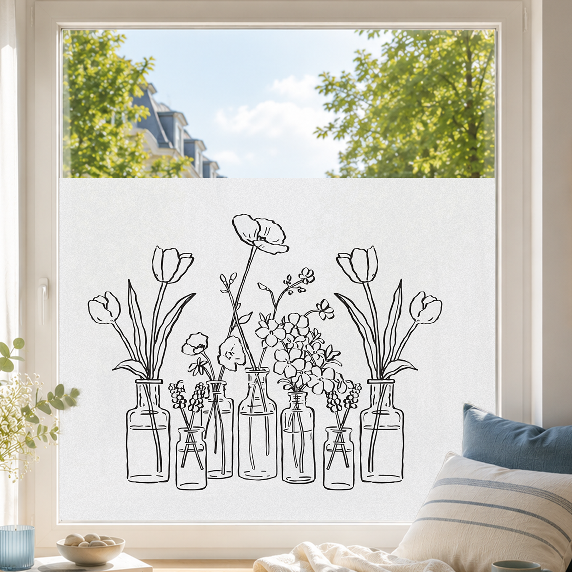 Blumen in Glasvasen, schwarz-weiße Zeichnung, Fensterdekoration.