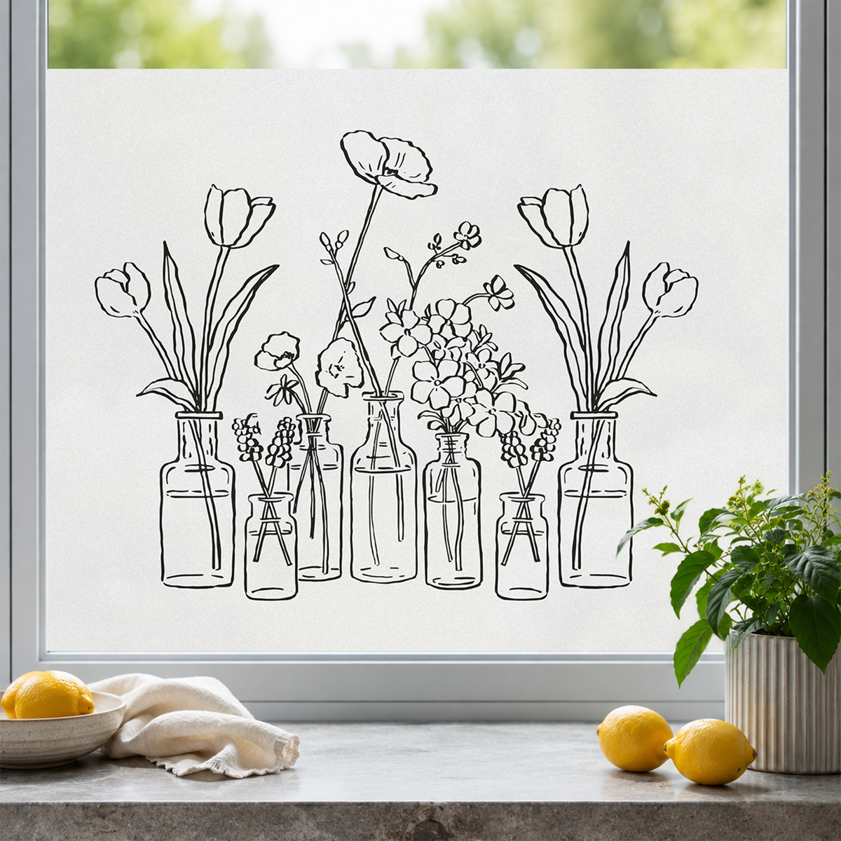Vasen mit Blumen in Schwarz-Weiß auf Fenster.