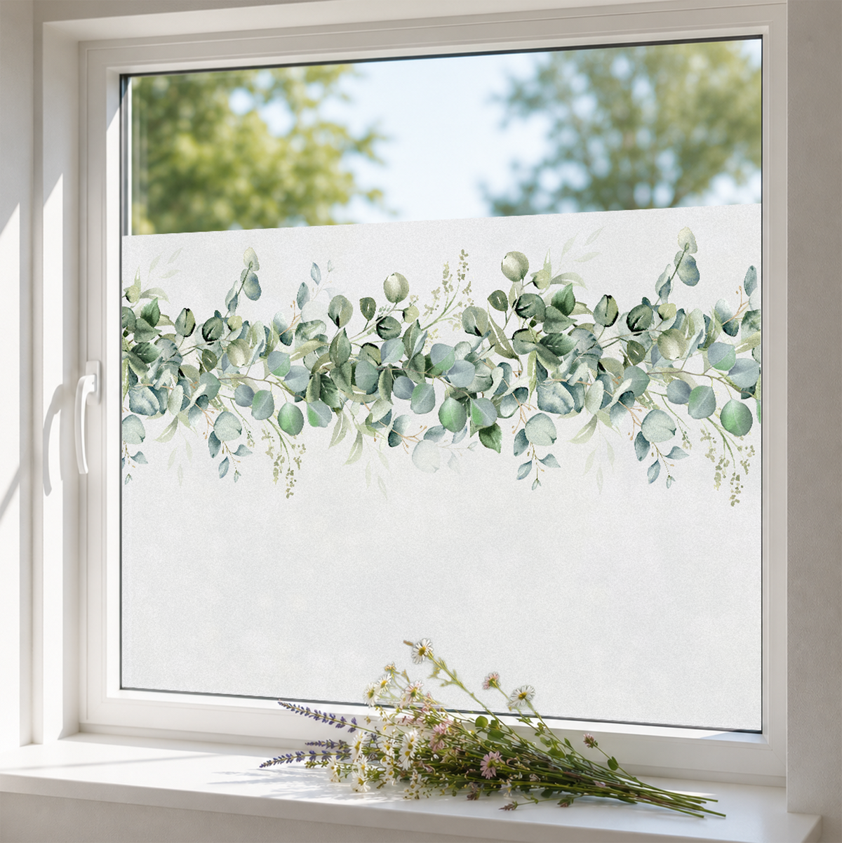 Fenster mit grünen Eukalyptus-Motiven und weißem Hintergrund.