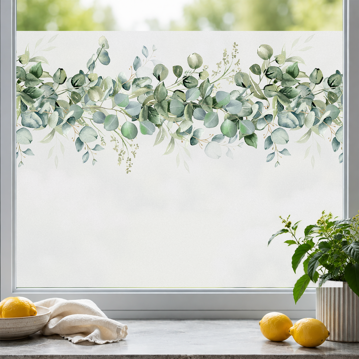 Grünes Eukalyptus-Muster auf transparenter Fensterfolie.