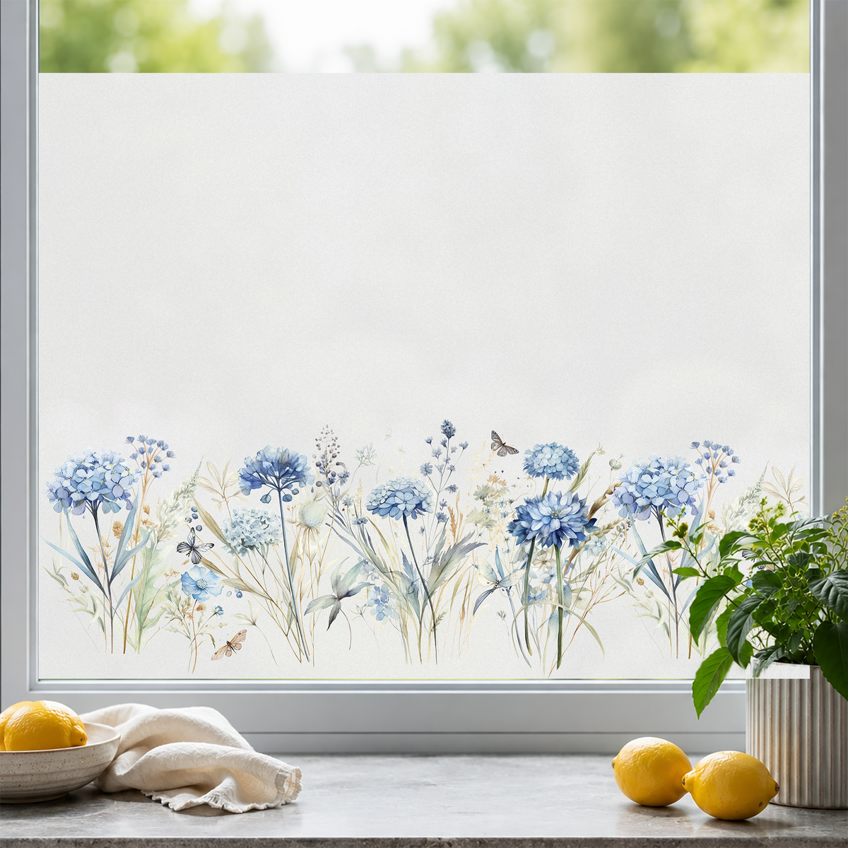 Blumiger Fensterfolienaufkleber in Blau und Weiß.
