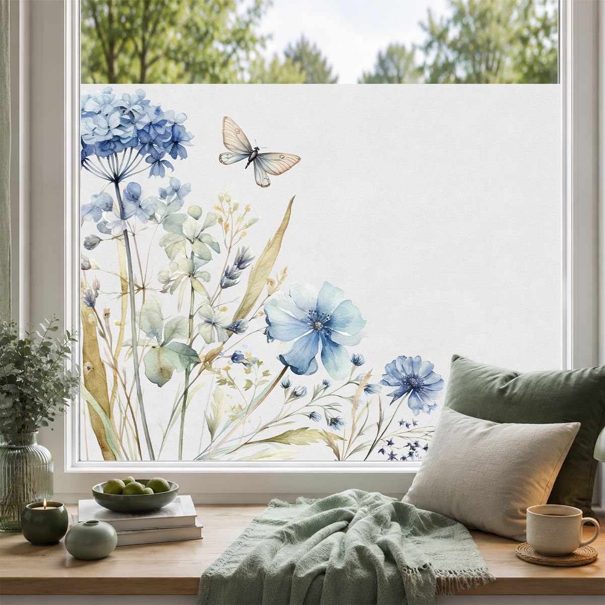 Blaue Blumenillustration mit Schmetterling und grünen Akzenten.