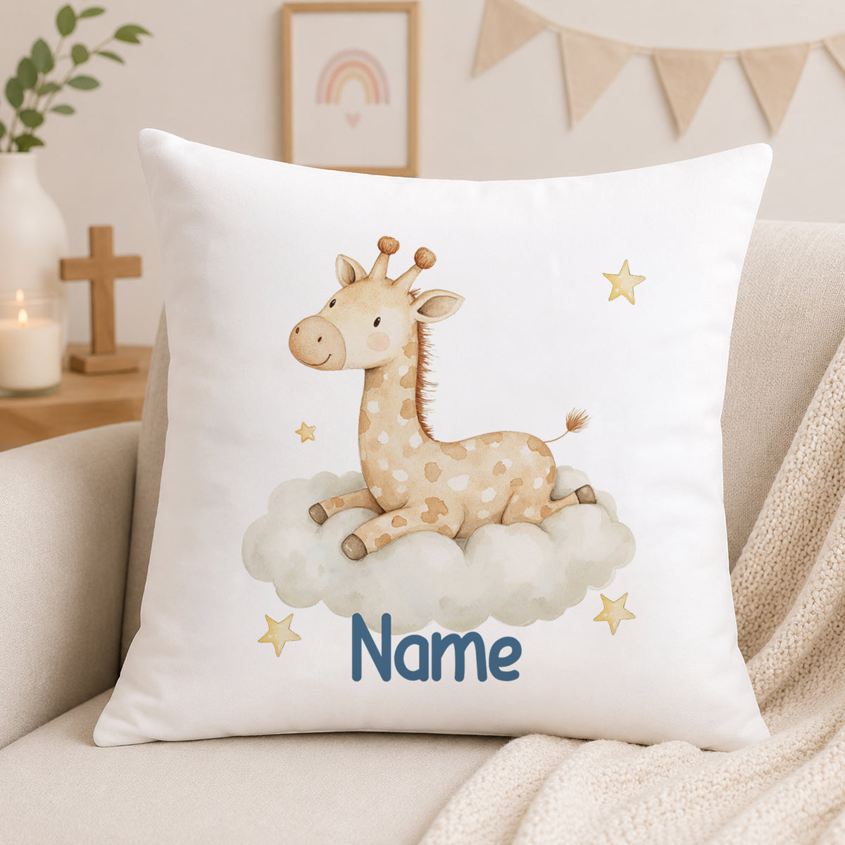 Kissen mit giraffenförmigem Design und personalisierbarem Namen.