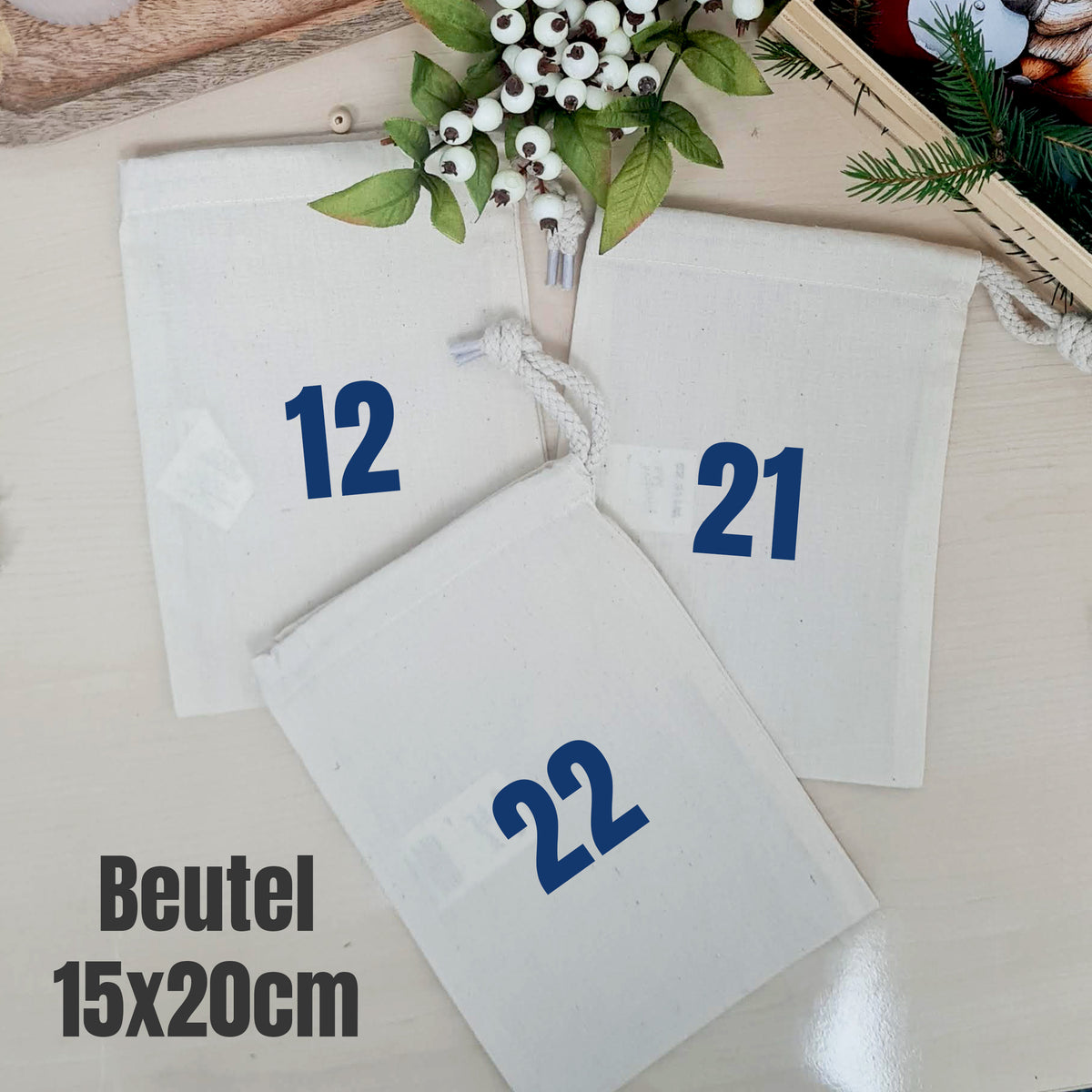 Anwendungsbeispiel der dunkelblauen Bügelbild-Zahlen 12, 21 und 22; Beutel nicht enthalten.