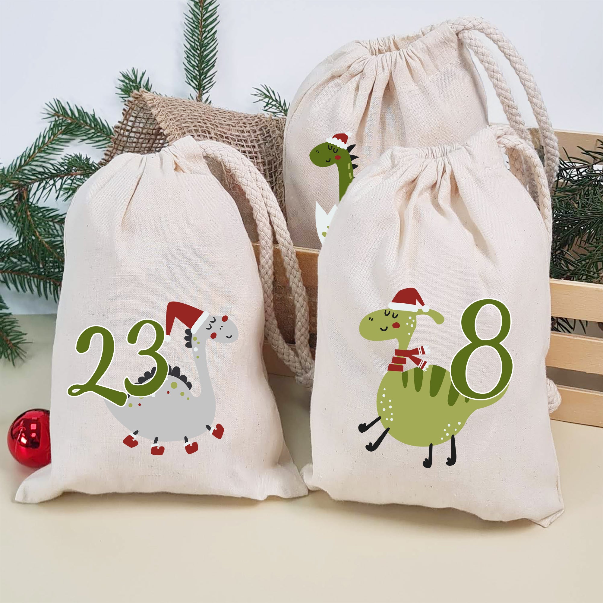 Adventskalender mit bedruckten Stoffbeuteln und weihnachtlichen Dinosaurier-Zahlen