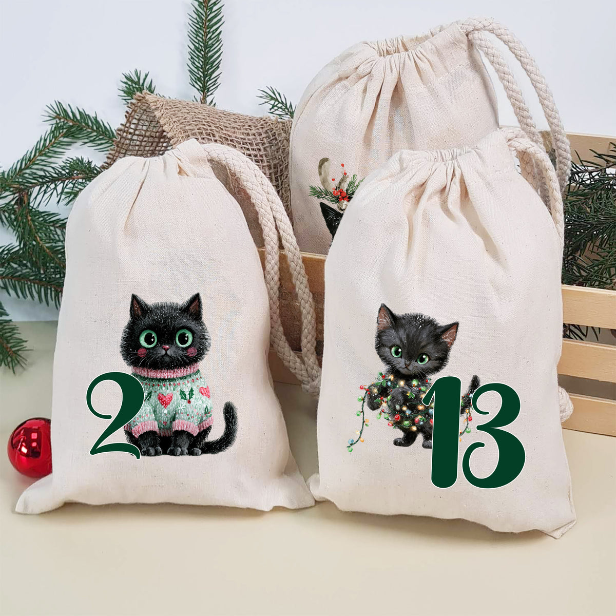 Adventskalender mit naturfarbenen Stoffbeuteln und schwarzen Weihnachtskatzen
