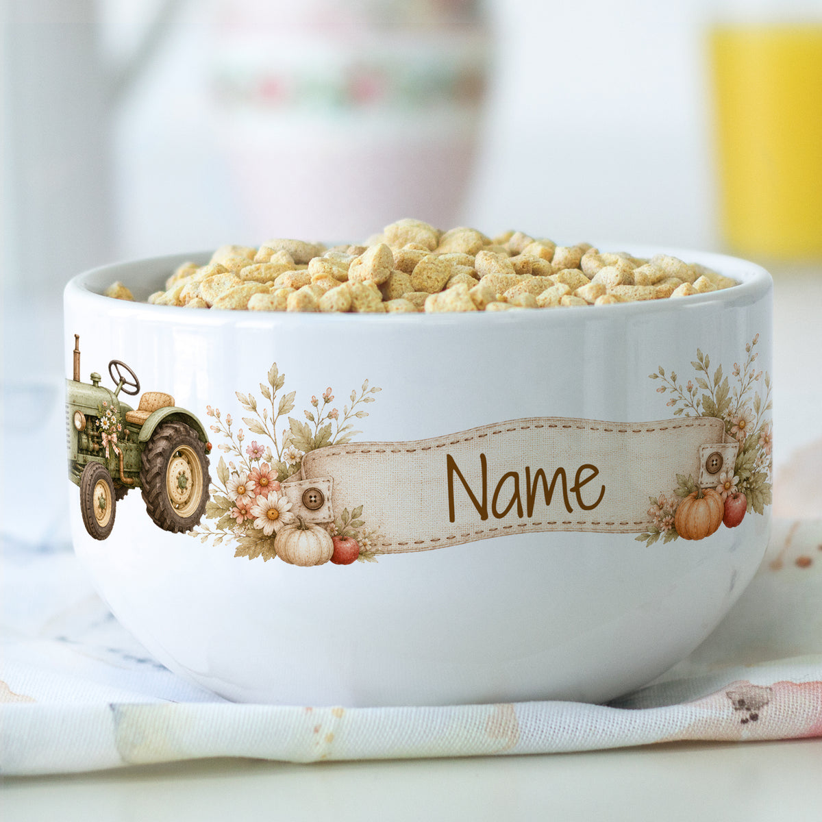 Personalisierte Müslischale mit Traktor, Blumen, Kürbissen und Wunschname, gefüllt mit Frühstückscerealien