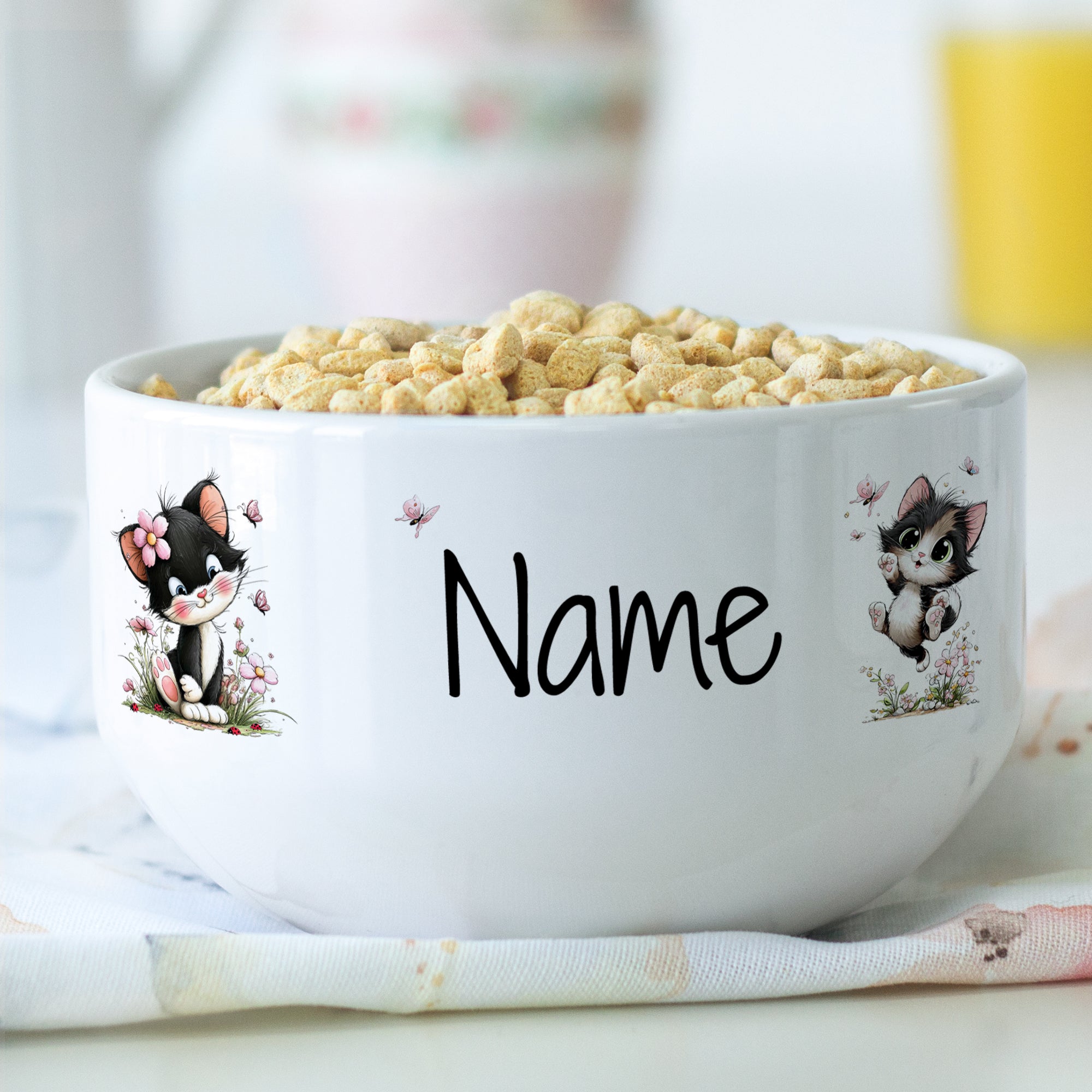 Personalisierte Müslischale mit Katzenmotiv, gefüllt mit Frühstückscerealien