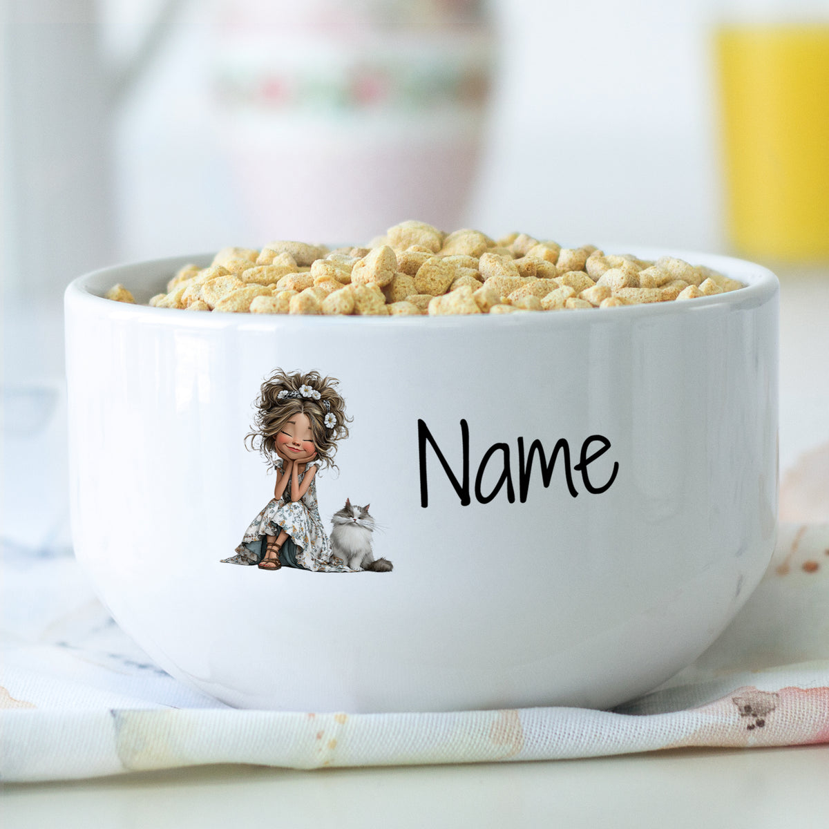 Personalisierte Müslischale mit Mädchen und Katze, gefüllt mit Frühstückscerealien