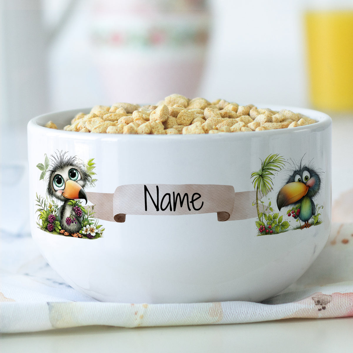Personalisierte Müslischale mit niedlichen Tukanen und Wunschname, gefüllt mit Frühstückscerealien