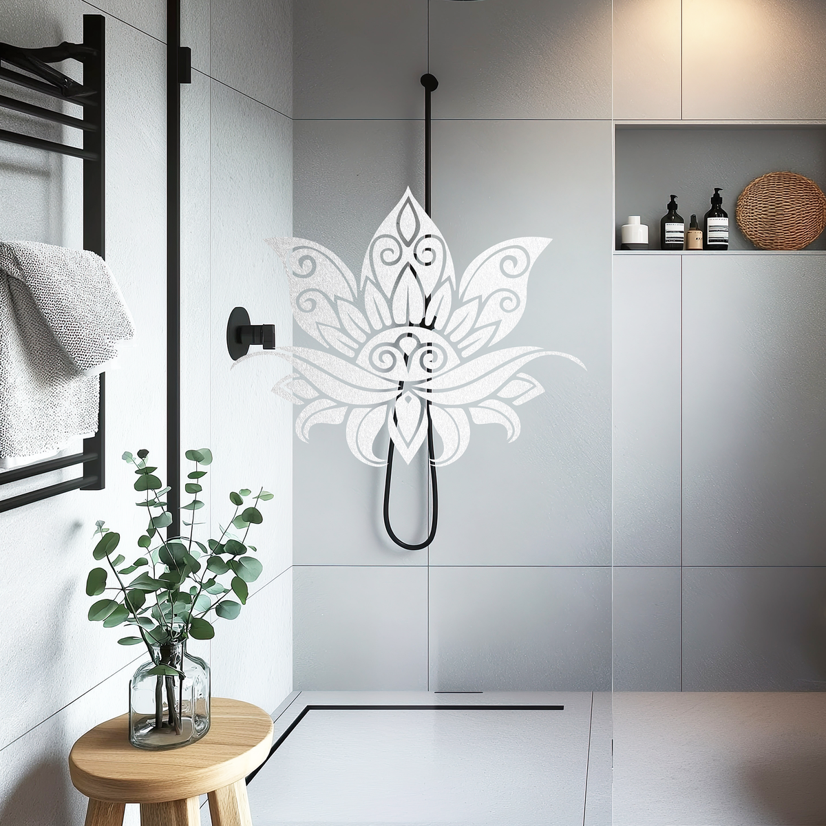 Schwarze Duscharmatur, graue Fliesen, Lotus-Motiv.