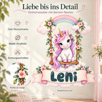 Personalisiertes Einhorn-Wandtattoo Wolkenschaukel mit Beispielname Leni: Produktdetails mit Wunschname, feinen Symbolen und Konturdetail.