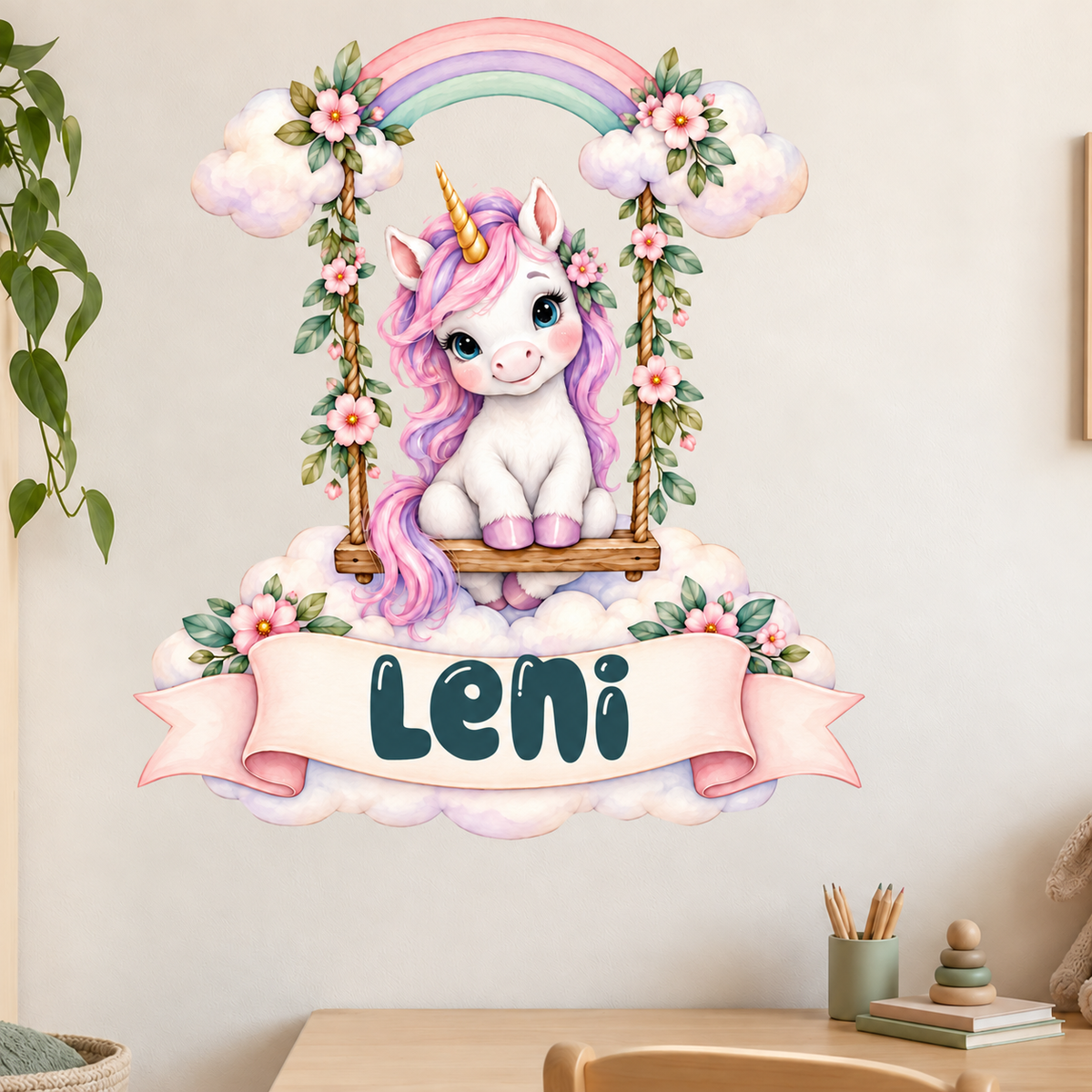 Personalisiertes Einhorn-Wandtattoo Wolkenschaukel mit Beispielname Leni: Wohnidee mit Wandtattoo auf freier Wandfläche.