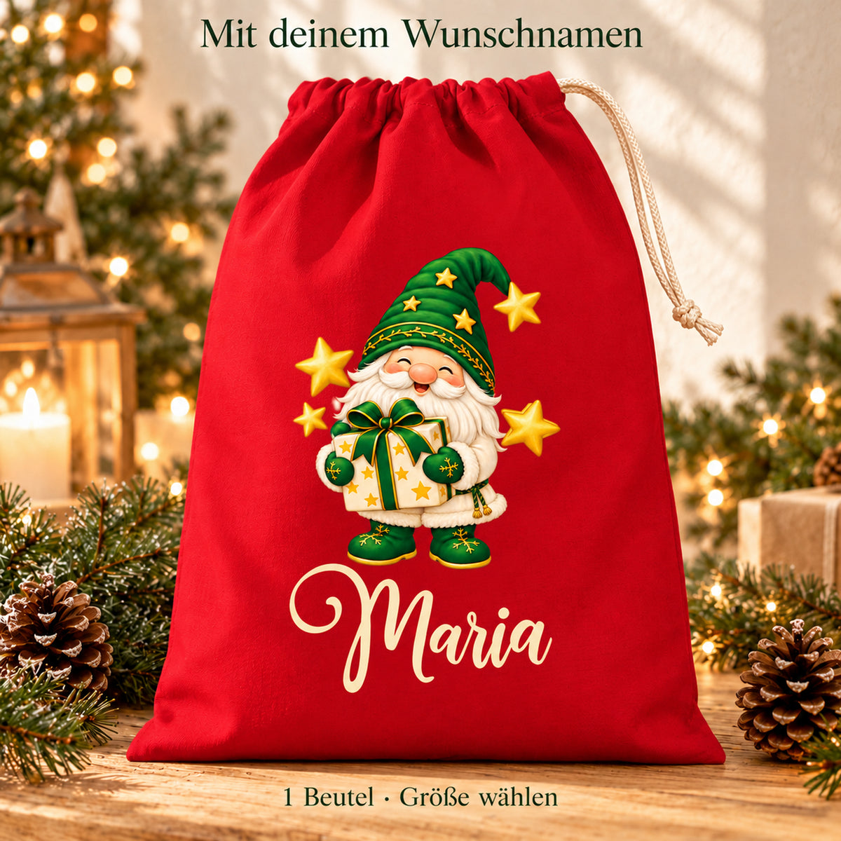 Roter Nikolaussack mit Weihnachtswichtel, Geschenk und Wunschname in weihnachtlicher Umgebung.