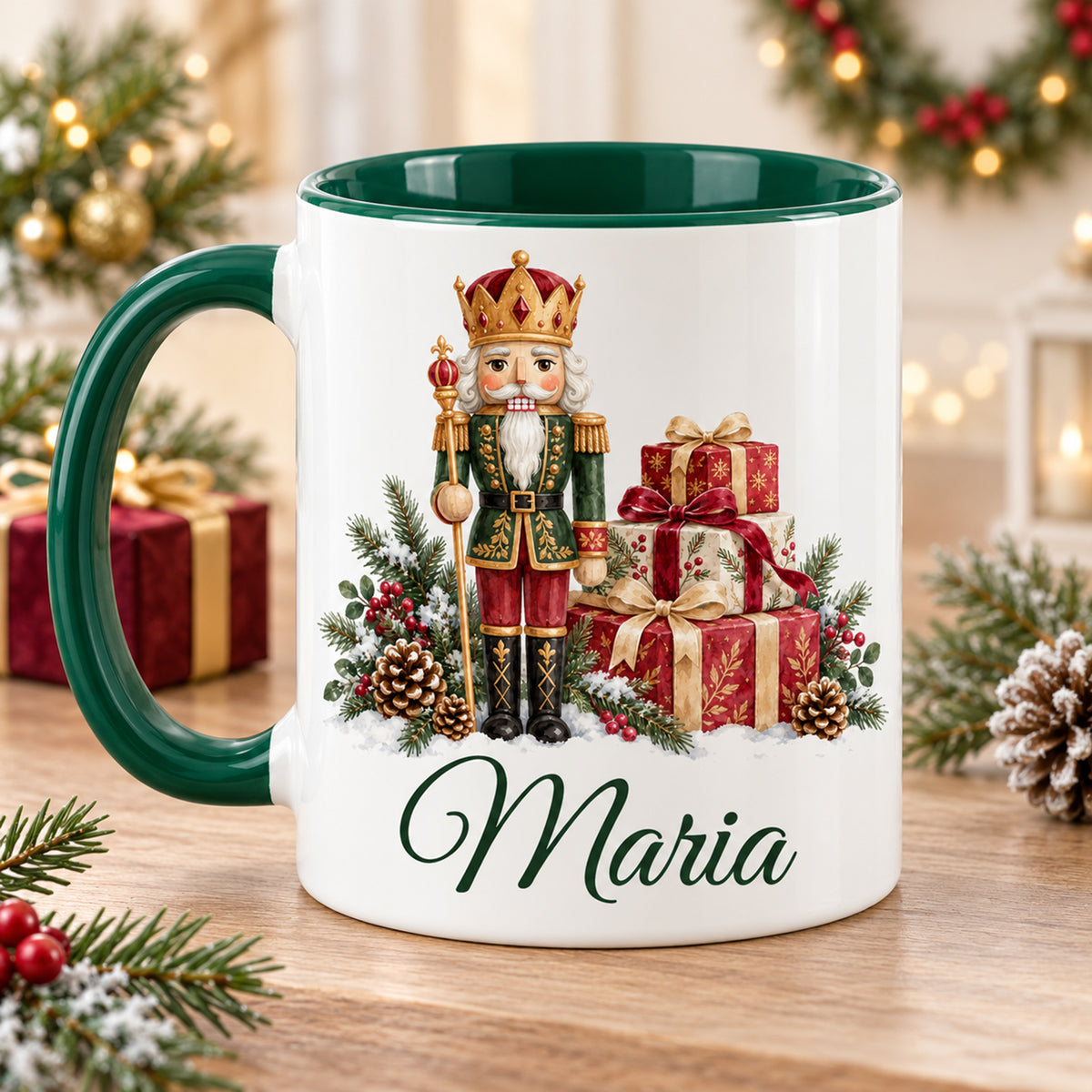 Weiße Keramiktasse mit grünem Henkel und grüner Innenseite, Motiv König mit Geschenken und Wunschname mit Blick auf die zweite bedruckte Seite.